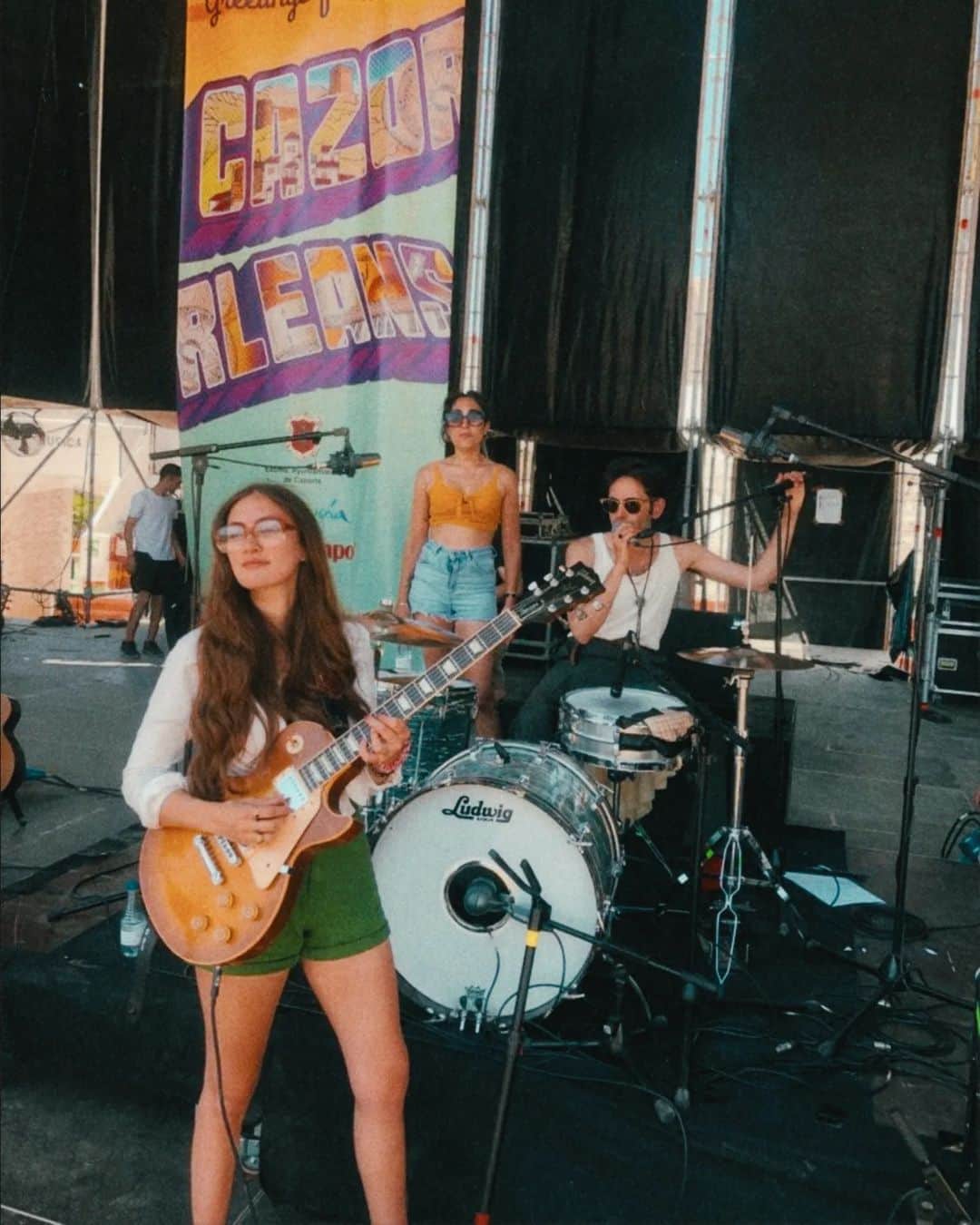 キティー・デイジー＆ルイスのインスタグラム：「No sleep til Camden Part 2! That was wild. Huge thanks to @firebirds_festival on Friday, and @bluescazorla at 2am this morning playing in the old bull fighting ring was insane!  We had such a brilliant time. Back to Spain 22nd July in Vigo, can't wait!  Tickets: kittydaisyandlewis.com/shows  Photo taken in soundcheck @bluescazorla」