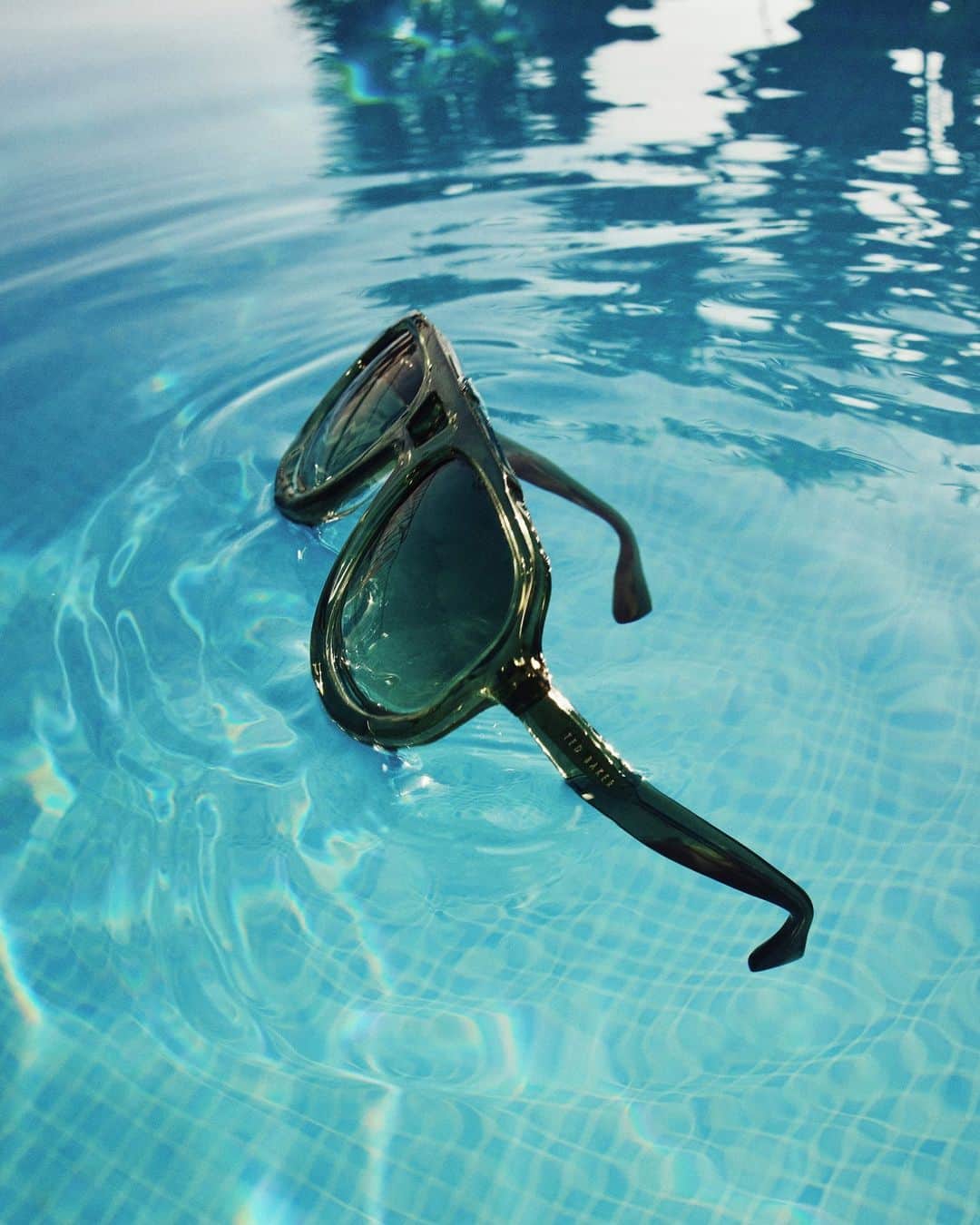 Ted Bakerのインスタグラム：「Grab your Ted Baker sunnies, summer is calling.  #TedBaker #Holiday」