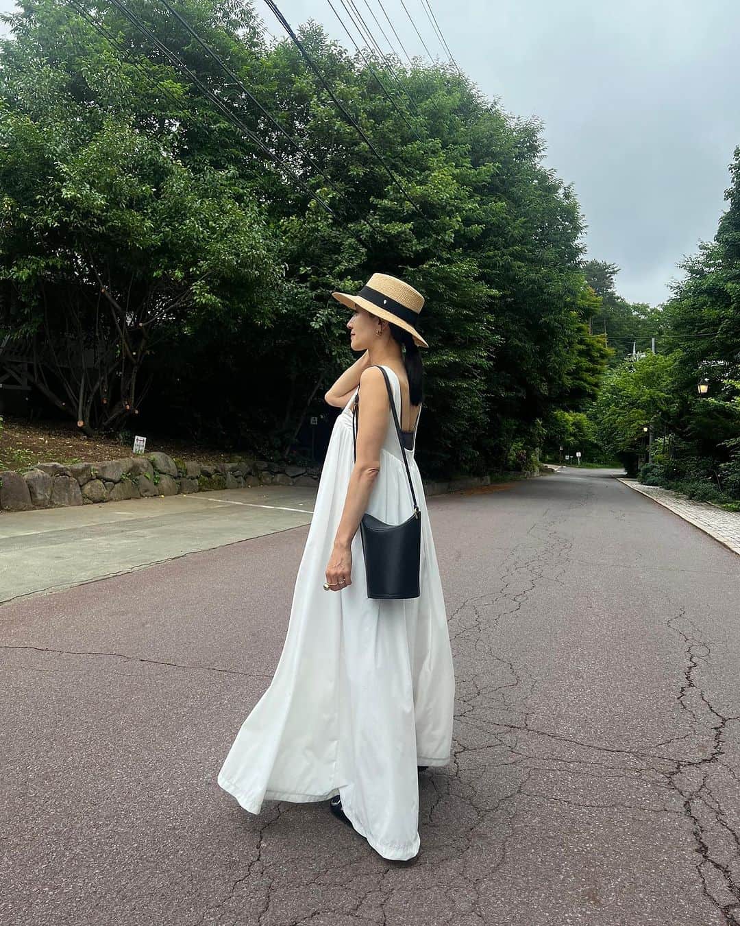 亀恭子のインスタグラム：「週末八ヶ岳。  都心より涼しくて過ごしやすかった。  大好きな友達宅へ。 自然と触れ合いながら大人も子供も大満喫♡  オールインワンはシルエット美人♡ 軽いし涼しいし洗えるし、 の優秀な一枚☺︎  ペディキュアは @shikitokyo_ 「tsuyukusa」  of the weekend… #fashion #ootd #kkstyle #tokyo #kamescloset #allinone #un3d #tubetop #peachjohn #hat #helenkaminski #bag #scue #shnes #birkenstocks #summer #july」