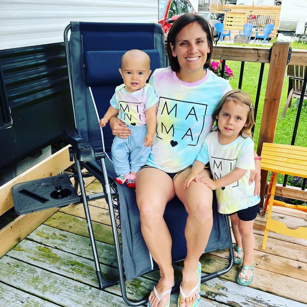 メーガン・デュアメルのインスタグラム：「Zoey was so excited about our matching shirts then didn’t smile for the photo she asked for 🤣🥰  Love me some @patpat_clothing @patpat_canada」