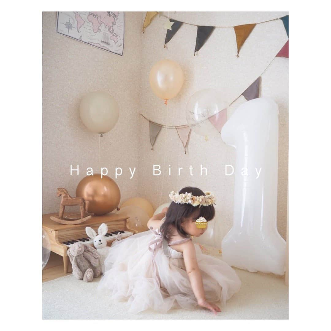 あかねこさんのインスタグラム写真 - (あかねこInstagram)「Happy Birth Day 🎂２歳👧🏻✨ ㅤㅤㅤㅤㅤㅤㅤㅤㅤㅤㅤㅤㅤ Sっちが産まれてから2年が経ちました。 産まれたのは23:58なので、2年前の今頃は ちょうどいきみのがし中かな〜💭笑 2人目の出産は痛みに耐えながらも 助産師さんやハテナ氏と微笑む余裕があったり、 はぁ〜今神秘的な時間を過ごしてるな〜とか、 やっぱり人間も動物だな〜とか 冷静に色々考えてたのが懐かしいな☺️笑 (Rっち出産は叫びまくりの心折れまくりで、 全然記憶が無いです。笑) ㅤㅤㅤㅤㅤㅤㅤㅤㅤㅤㅤㅤㅤ 天真爛漫なSっち、いつもニコニコで甘えん坊で… これからの成長が楽しみで仕方ない🎀🍓🐞🐛 ㅤㅤㅤㅤㅤㅤㅤㅤㅤㅤㅤㅤㅤあれから2年も経ったなんて信じられないけど、 この子達と過ごせて毎日がほんっとうに楽しい🥲💖 (欲を言えば、夜はスヤスヤ寝てほしいよぉッ🌙💤笑) けど、元気いっぱい成長してくれる事が ほんとうにほんとうに、いちばん幸せダ🫰 うまれてきてくれて、ありがとう🤱ダ🫰」7月9日 23時08分 - akaneko26