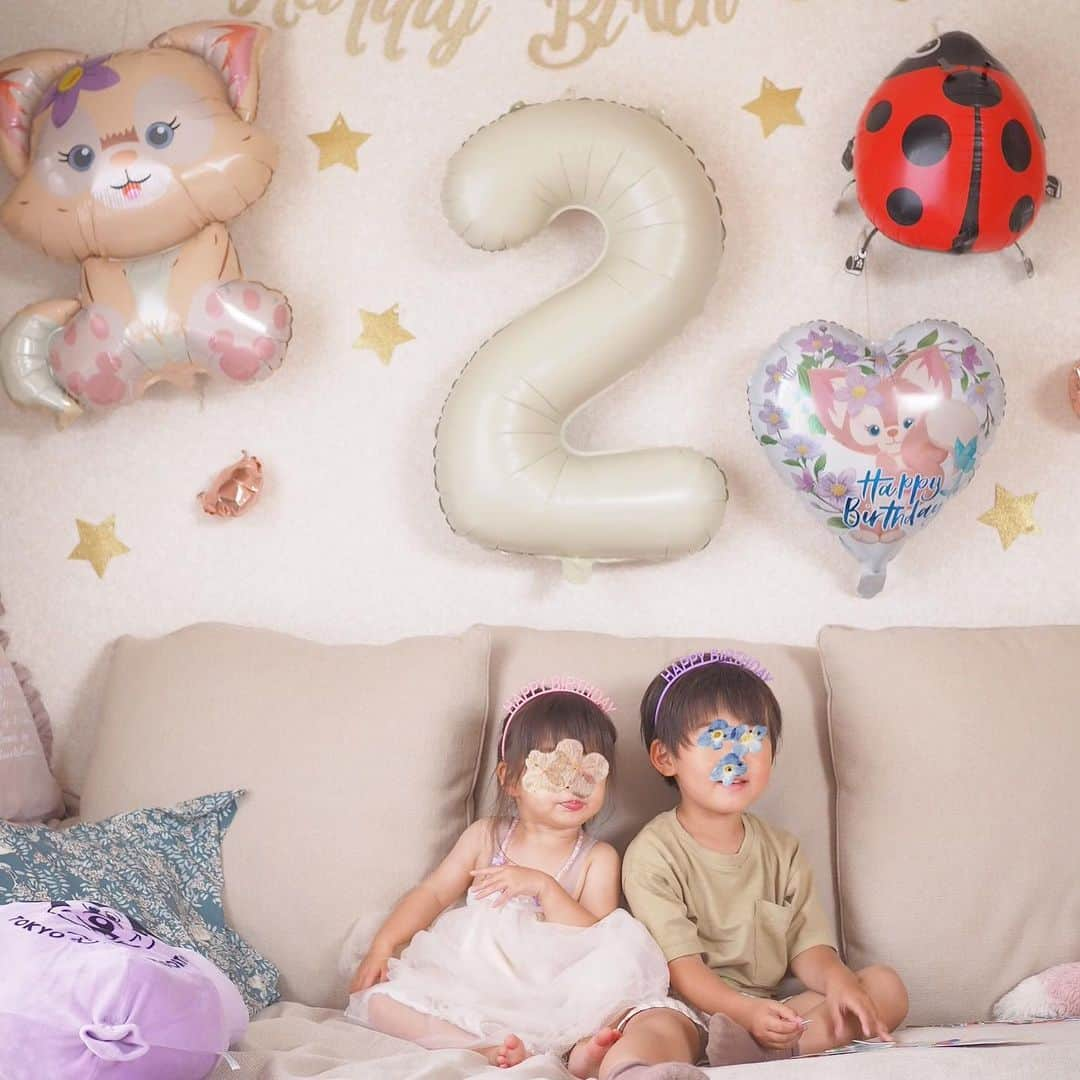 あかねこさんのインスタグラム写真 - (あかねこInstagram)「Happy Birth Day 🎂２歳👧🏻✨ ㅤㅤㅤㅤㅤㅤㅤㅤㅤㅤㅤㅤㅤ Sっちが産まれてから2年が経ちました。 産まれたのは23:58なので、2年前の今頃は ちょうどいきみのがし中かな〜💭笑 2人目の出産は痛みに耐えながらも 助産師さんやハテナ氏と微笑む余裕があったり、 はぁ〜今神秘的な時間を過ごしてるな〜とか、 やっぱり人間も動物だな〜とか 冷静に色々考えてたのが懐かしいな☺️笑 (Rっち出産は叫びまくりの心折れまくりで、 全然記憶が無いです。笑) ㅤㅤㅤㅤㅤㅤㅤㅤㅤㅤㅤㅤㅤ 天真爛漫なSっち、いつもニコニコで甘えん坊で… これからの成長が楽しみで仕方ない🎀🍓🐞🐛 ㅤㅤㅤㅤㅤㅤㅤㅤㅤㅤㅤㅤㅤあれから2年も経ったなんて信じられないけど、 この子達と過ごせて毎日がほんっとうに楽しい🥲💖 (欲を言えば、夜はスヤスヤ寝てほしいよぉッ🌙💤笑) けど、元気いっぱい成長してくれる事が ほんとうにほんとうに、いちばん幸せダ🫰 うまれてきてくれて、ありがとう🤱ダ🫰」7月9日 23時08分 - akaneko26