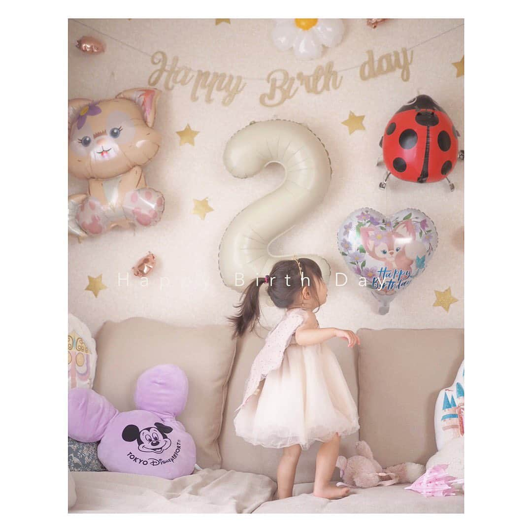 あかねこさんのインスタグラム写真 - (あかねこInstagram)「Happy Birth Day 🎂２歳👧🏻✨ ㅤㅤㅤㅤㅤㅤㅤㅤㅤㅤㅤㅤㅤ Sっちが産まれてから2年が経ちました。 産まれたのは23:58なので、2年前の今頃は ちょうどいきみのがし中かな〜💭笑 2人目の出産は痛みに耐えながらも 助産師さんやハテナ氏と微笑む余裕があったり、 はぁ〜今神秘的な時間を過ごしてるな〜とか、 やっぱり人間も動物だな〜とか 冷静に色々考えてたのが懐かしいな☺️笑 (Rっち出産は叫びまくりの心折れまくりで、 全然記憶が無いです。笑) ㅤㅤㅤㅤㅤㅤㅤㅤㅤㅤㅤㅤㅤ 天真爛漫なSっち、いつもニコニコで甘えん坊で… これからの成長が楽しみで仕方ない🎀🍓🐞🐛 ㅤㅤㅤㅤㅤㅤㅤㅤㅤㅤㅤㅤㅤあれから2年も経ったなんて信じられないけど、 この子達と過ごせて毎日がほんっとうに楽しい🥲💖 (欲を言えば、夜はスヤスヤ寝てほしいよぉッ🌙💤笑) けど、元気いっぱい成長してくれる事が ほんとうにほんとうに、いちばん幸せダ🫰 うまれてきてくれて、ありがとう🤱ダ🫰」7月9日 23時08分 - akaneko26