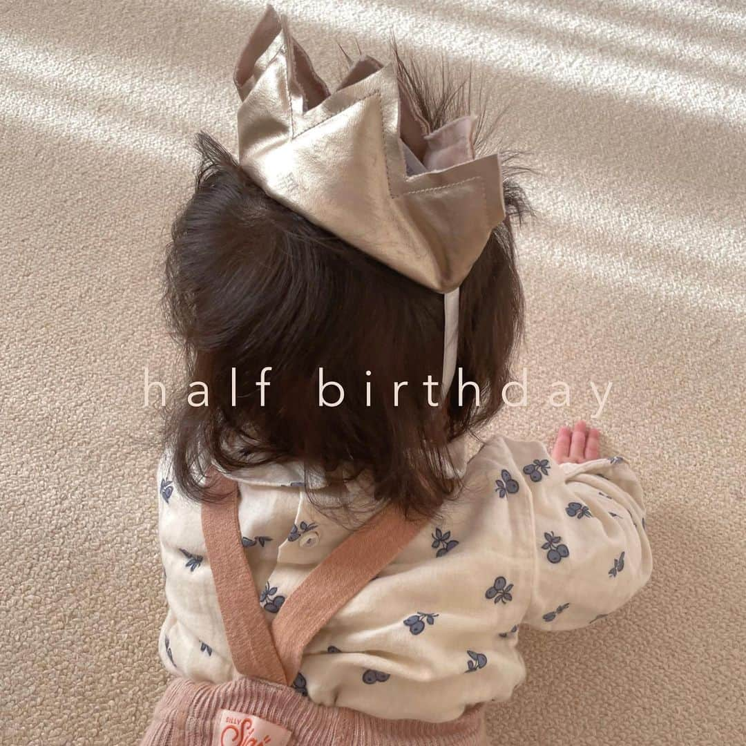 あかねこさんのインスタグラム写真 - (あかねこInstagram)「Happy Birth Day 🎂２歳👧🏻✨ ㅤㅤㅤㅤㅤㅤㅤㅤㅤㅤㅤㅤㅤ Sっちが産まれてから2年が経ちました。 産まれたのは23:58なので、2年前の今頃は ちょうどいきみのがし中かな〜💭笑 2人目の出産は痛みに耐えながらも 助産師さんやハテナ氏と微笑む余裕があったり、 はぁ〜今神秘的な時間を過ごしてるな〜とか、 やっぱり人間も動物だな〜とか 冷静に色々考えてたのが懐かしいな☺️笑 (Rっち出産は叫びまくりの心折れまくりで、 全然記憶が無いです。笑) ㅤㅤㅤㅤㅤㅤㅤㅤㅤㅤㅤㅤㅤ 天真爛漫なSっち、いつもニコニコで甘えん坊で… これからの成長が楽しみで仕方ない🎀🍓🐞🐛 ㅤㅤㅤㅤㅤㅤㅤㅤㅤㅤㅤㅤㅤあれから2年も経ったなんて信じられないけど、 この子達と過ごせて毎日がほんっとうに楽しい🥲💖 (欲を言えば、夜はスヤスヤ寝てほしいよぉッ🌙💤笑) けど、元気いっぱい成長してくれる事が ほんとうにほんとうに、いちばん幸せダ🫰 うまれてきてくれて、ありがとう🤱ダ🫰」7月9日 23時08分 - akaneko26