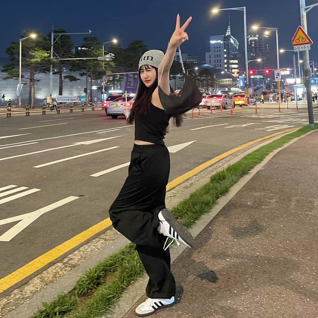 河崎みーなのインスタグラム：「東大門のタッカンマリハマりすぎて初日と最終日に食べにいった〜🖤🇰🇷ちなみに韓国は37°くらいで暑すぎたよ💦  スニーカーは　@buyma_official でゲットしたadidasのsamba👟ずっと欲しかったけどなかなか店舗では売ってなかったからbuymaでゲット🖤 . . . #buymastyle」