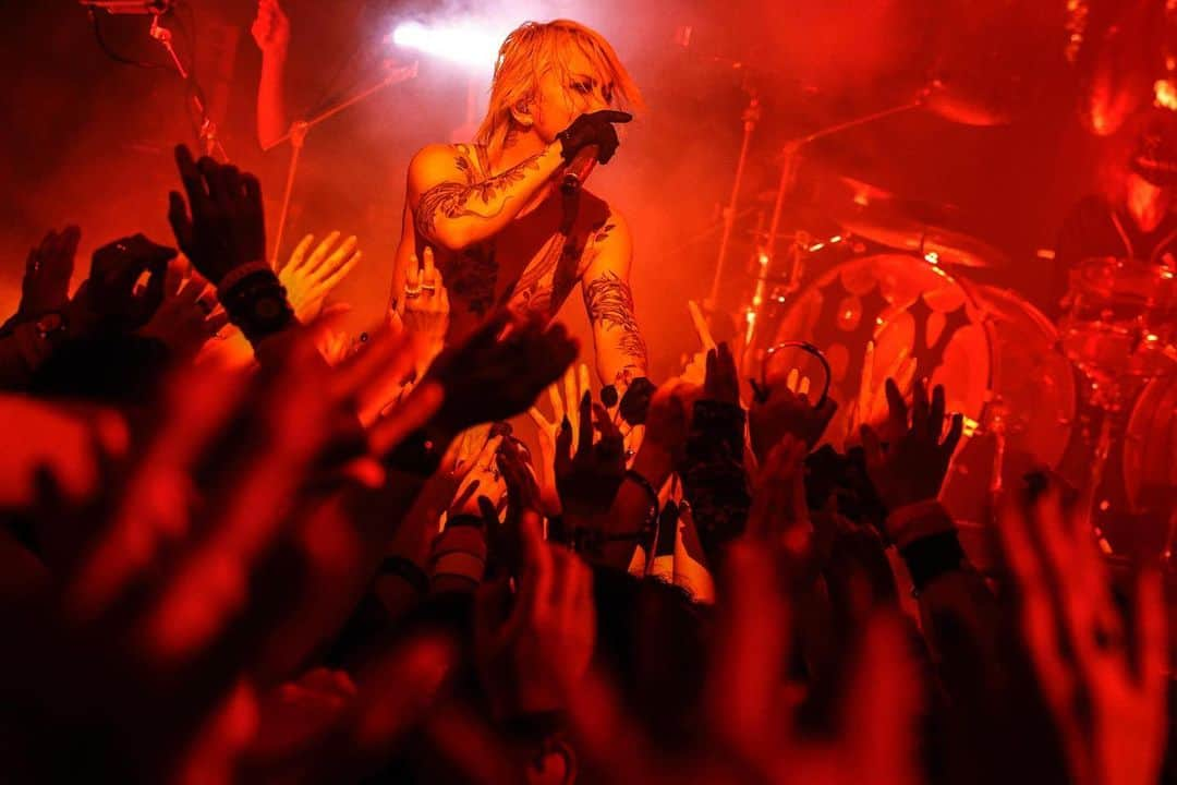 Hydeのインスタグラム：「Thanks for 4 days, Osaka☆ Nagoya, you’re next!  #HYDE #HYDELIVE2023 #声出し解禁 #ZeppOsakaBayside」