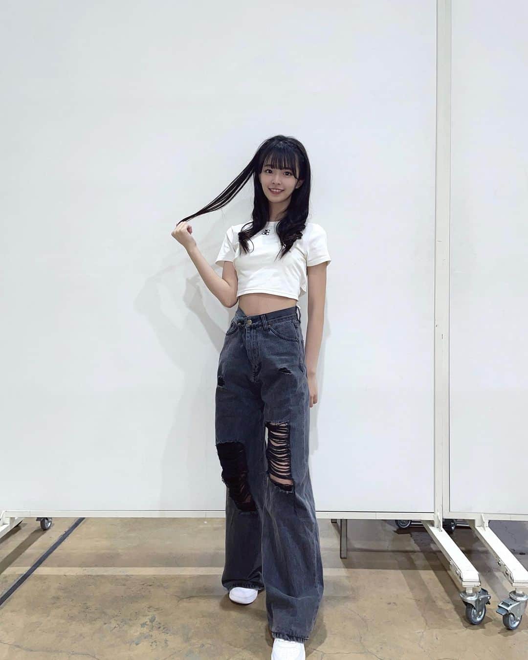 桜田彩叶のインスタグラム：「ダメージジーンズ とショート丈のTシャツ 可愛い 🤍 両方ともChicoのお洋服！北海道これで行ったらめちゃ寒かった   #chico #nike #ダメージジーンズ」