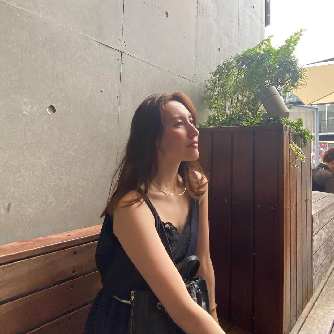 松本リコのインスタグラム：「・ ・ ・ ・ 急に雨降ってきたから Cafeで雨宿り︎ ︎☂️ ・ ・ ・ #japanesegirl #japangirl  #ハーフ顔 #雨宿り  #fashion #ファッション #表参道 #表参道カフェ #omotesando #cafe」