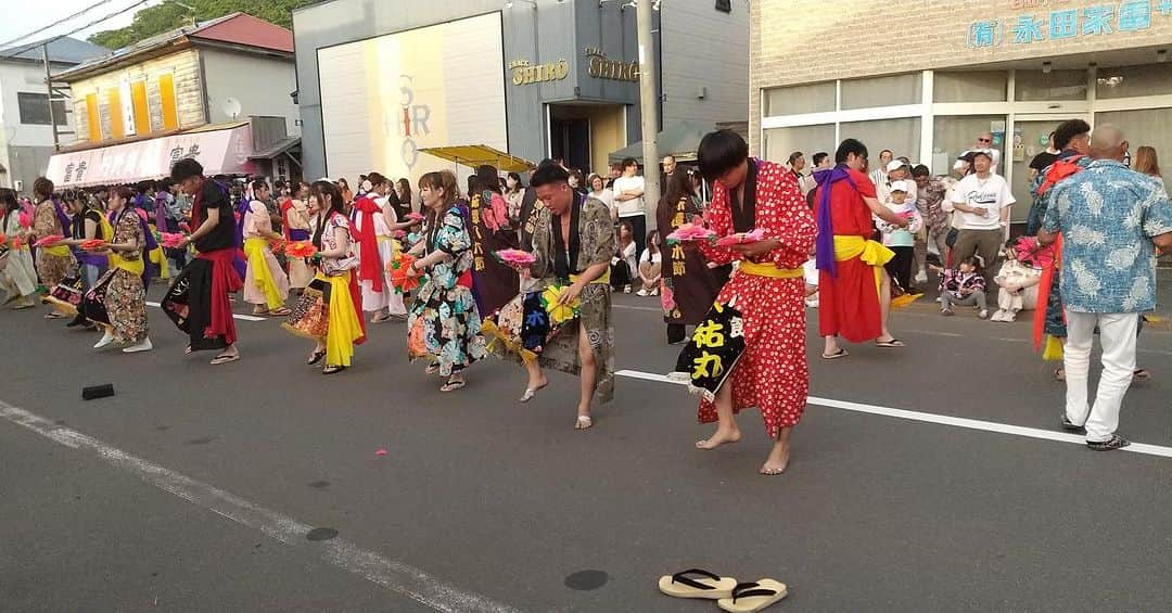 鈴木貴子さんのインスタグラム写真 - (鈴木貴子Instagram)「厚岸に夏が帰ってきました！戻ってきました！！  山車に乗せていただき、また、マイクまで持たせて頂いたり、マイクを通して紹介してくださったり…ありがとうございました😊  新生児を抱っこして沿道からお祭りに参加し、楽しんでいる家族姿の多いこと！！！ これだから、子どもたちはお祭りDNAを受け継いでるんですかね🤭  最高のお祭りでした！！！ 本当にお祭り最高っ！！わっしょい、、、  あー、明日は絶対に身体中筋肉痛だな。。笑笑」7月9日 23時16分 - _takako.suzuki_