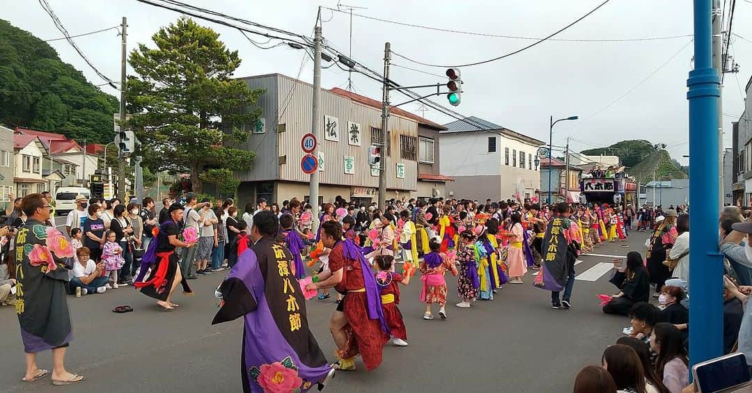 鈴木貴子さんのインスタグラム写真 - (鈴木貴子Instagram)「厚岸に夏が帰ってきました！戻ってきました！！  山車に乗せていただき、また、マイクまで持たせて頂いたり、マイクを通して紹介してくださったり…ありがとうございました😊  新生児を抱っこして沿道からお祭りに参加し、楽しんでいる家族姿の多いこと！！！ これだから、子どもたちはお祭りDNAを受け継いでるんですかね🤭  最高のお祭りでした！！！ 本当にお祭り最高っ！！わっしょい、、、  あー、明日は絶対に身体中筋肉痛だな。。笑笑」7月9日 23時16分 - _takako.suzuki_