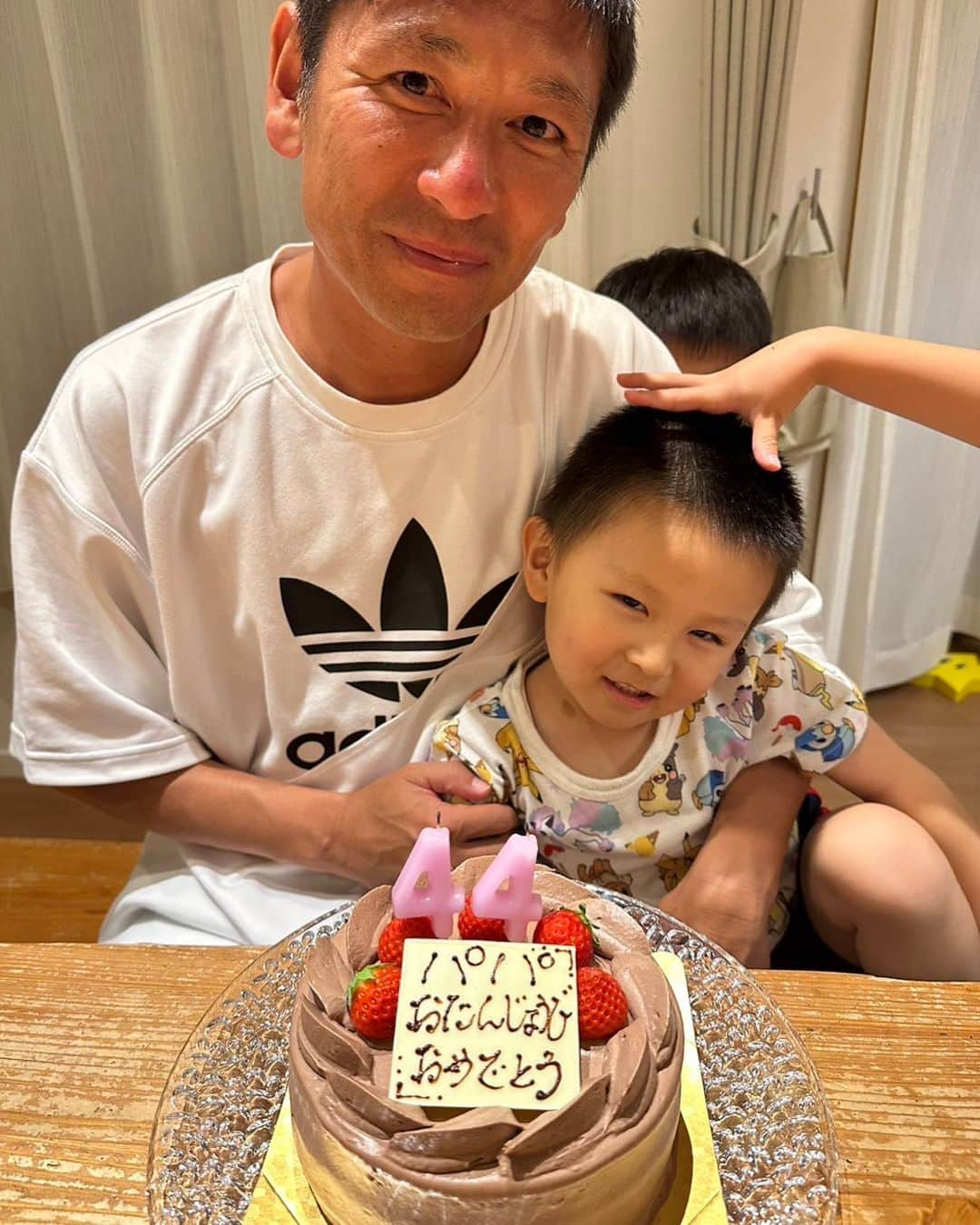 中田浩二のインスタグラム：「44歳になりました〜！ たくさんのお祝いメッセージありがとうございます！ 子供の成長が楽しみですが、自分ももっと成長できるように頑張りまーす！」