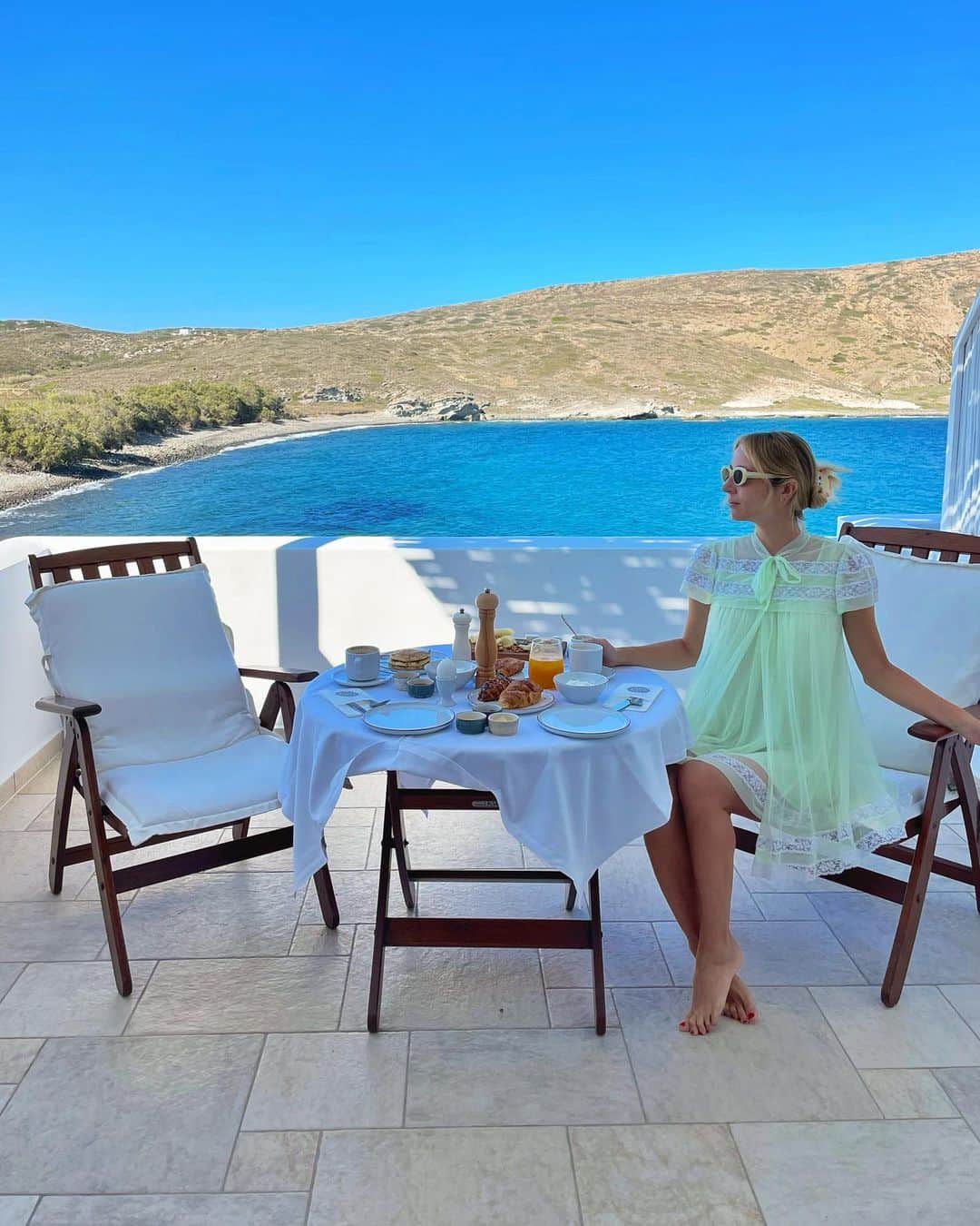 ハーレー・ヴィエラ・ニュートンのインスタグラム：「Planes trains & ferries but we made it!!」