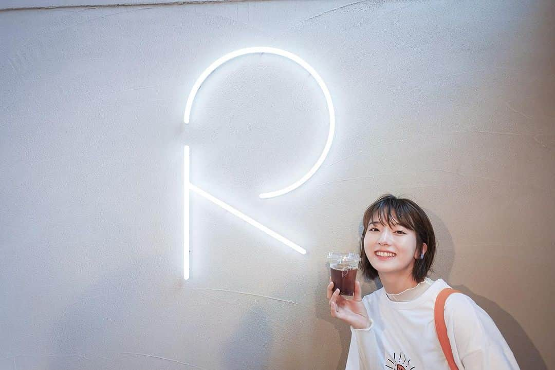 搗宮姫奈さんのインスタグラム写真 - (搗宮姫奈Instagram)「R COFFEE STAND( @r_coffeestand )  東海オンエアのりょうさんのコーヒー屋さん、R COFFEE STAND。  ずーーーーっと行ってみたくてようやく初入店！😳  正直、なめてました🤣 コーヒーもちゃんと美味しいし、グッズも可愛いし、 何よりお客さんがみんな笑顔でこんな風に誰かを笑顔にできるコーヒー屋さんって本当に素敵だなと再確認できました！🥺  この日は岡崎の街をぷらぷらとしたのですが東海オンエアのパワーを存分に感じました。  、、というのもお客さんがとにかく若い！！ みんな東海オンエアのファンの方で 聖地巡りしてる方がたくさんいて 完全に観光地になっていました！ びっくりした🥹🥹🥹 私もがんばるぞ！！！🔥  ---------  R COFFEE STAND( @r_coffeestand )  ーーーーーー #ひめ旅日記 #ひめカフェ巡り  #岡崎 #岡崎カフェ #カフェ巡り #カフェ好き #カフェ散歩 #カフェ女子 #カフェ活  #コーヒータイム #コーヒースタンド #コーヒー好き #コーヒー豆 #東海オンエア #東海オンエア巡礼地」7月9日 23時21分 - himenachaaaaan