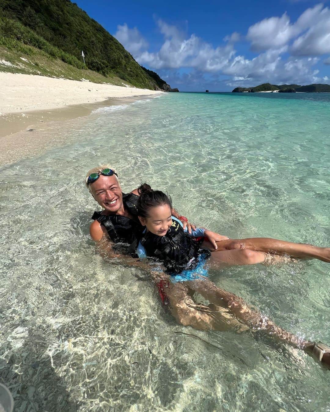 照屋 健太郎さんのインスタグラム写真 - (照屋 健太郎Instagram)「Okinawa Aka Island🤿💭🐢 家族のお祝いと娘の誕生日のお祝いで僕の両親と一緒に阿嘉島へ🚢BIRTHDAY TRIP🎂海でシュノーケリングをしていたら、人生で初めて海亀が隣で泳いでくれる体験をしました‼️めちゃめちゃ感動の体験でした🙌🙌  キレイな珊瑚やお魚も見れて、夜、宿に帰ってきたら阿嘉島の天然記念物(ケラマジカ🦌)が3頭もいてパニック😂動画めちゃめちゃ面白い😂😂  星もたくさん見えました。さそり座がとっても大きく見えました。家族みんなで沖縄本島では体感できない自然を満喫できて、すごく楽しかったです！  #ぜんぶiPhoneで撮影 #沖縄 #阿嘉島 #誕生日 #海亀 #シュノーケリング #海 #娘 #8歳 #ケラマジカ」7月9日 23時25分 - libertyforce_teruya