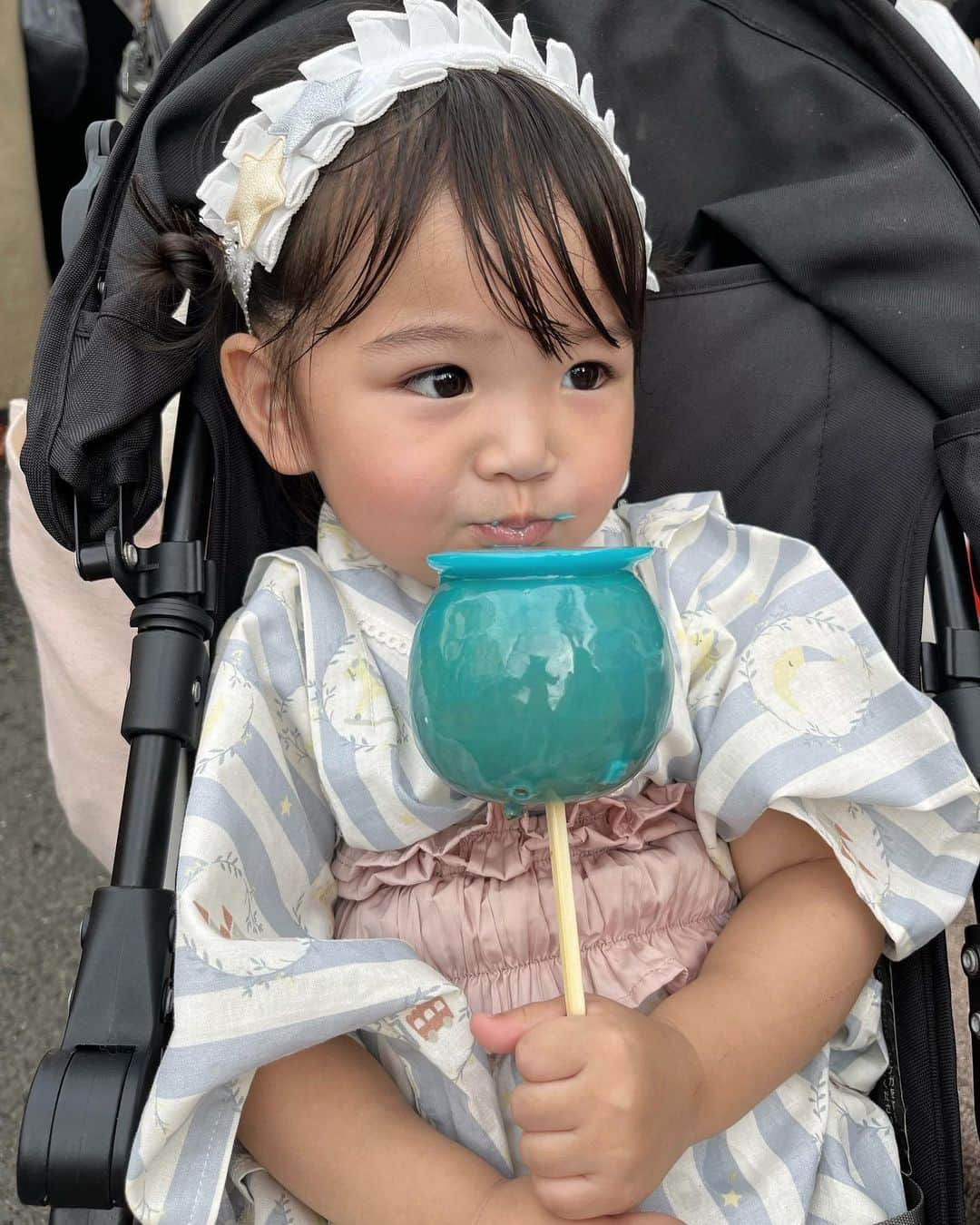 はやめいさんのインスタグラム写真 - (はやめいInstagram)「今年初夏祭り 🍧 👶🏻  ずっと食べたいと言われていた りんごあめを買って幸せそう、、🍎  「あおがいい！」といわれ ブルーハワイ味に！😂  浴衣もヘッドドレスもバースデイで 購入しました 🎀  ほんとにかわいい〜  そういえば！ベビーカーを 新しく購入したんです！ (写真のJeepは元々つかっているものです) それもまた載せよう 〜 🤍  #こども #こどものいる生活 #シングルマザー#シンママ#シンママライフ #こどものいる暮らし#キッズ #ママスタグラム#２歳5ヶ月 #むすめふく#プチプラコーデ #夏祭り#浴衣#キッズ浴衣#浴衣ドレス #バースデイ購入品#バースデイ#cottoli」7月9日 23時36分 - haya.mei