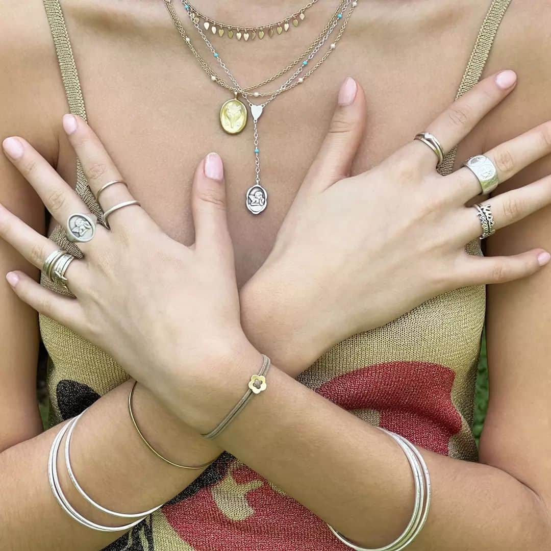 ミーアンドローさんのインスタグラム写真 - (ミーアンドローInstagram)「Our EL&R Collection features layered chains and pendants, big and small hoops, stackable rings, and lots of bangles and bracelets!」7月9日 23時36分 - meandrojewelry