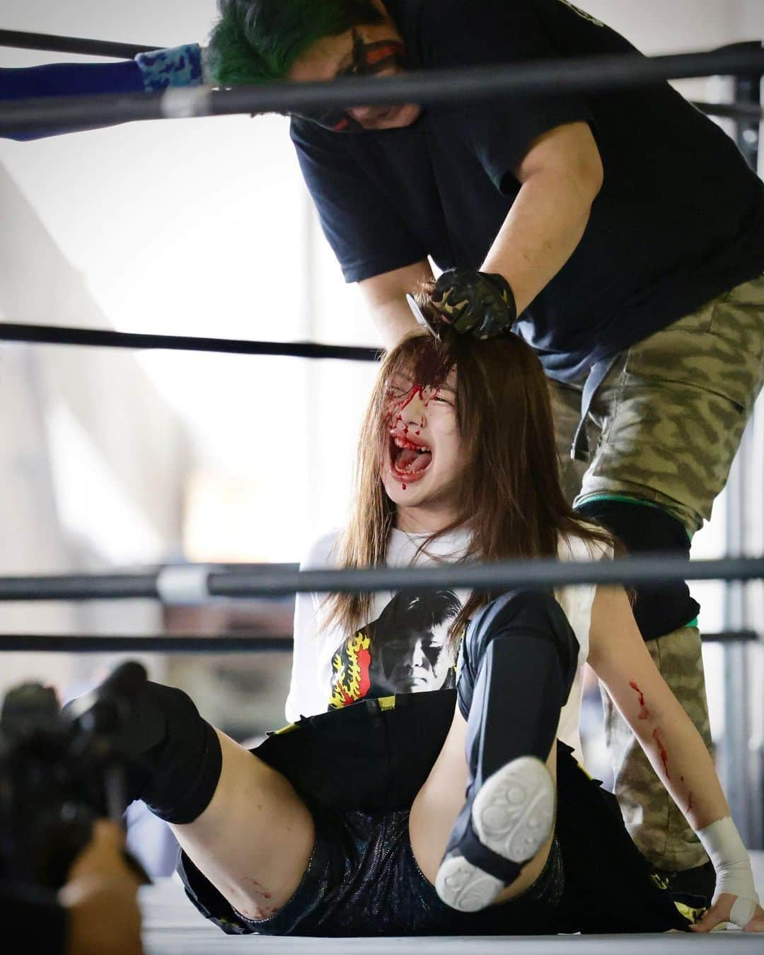 杏ちゃむのインスタグラム：「最後の女子プロレス最後のヒールレジェンドの　相手。  責任と緊張。　怖さと　漂う雰囲気  すべてが翻弄されてしまうプロフェッショナル。  全て受けてあなたたちのラストを飾りたいと思った。　受けて思ったよ、痛さに苦しさに、悔しくて泣いた。　 でも　この人たちが嫌われてるけど尊敬されるのって悔しくてまたやりたくなるからじゃないかな。  なんか伝わる気がする。もっと早く会いたかったです。育てて欲しかった」