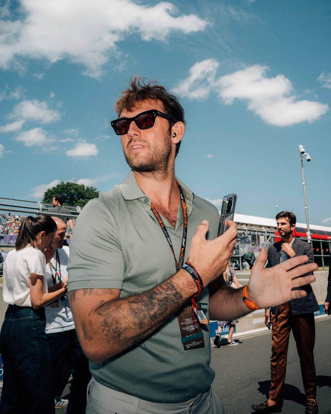 アレックス・ペティファーのインスタグラム：「🇬🇧 F1 🇬🇧   🏎️」