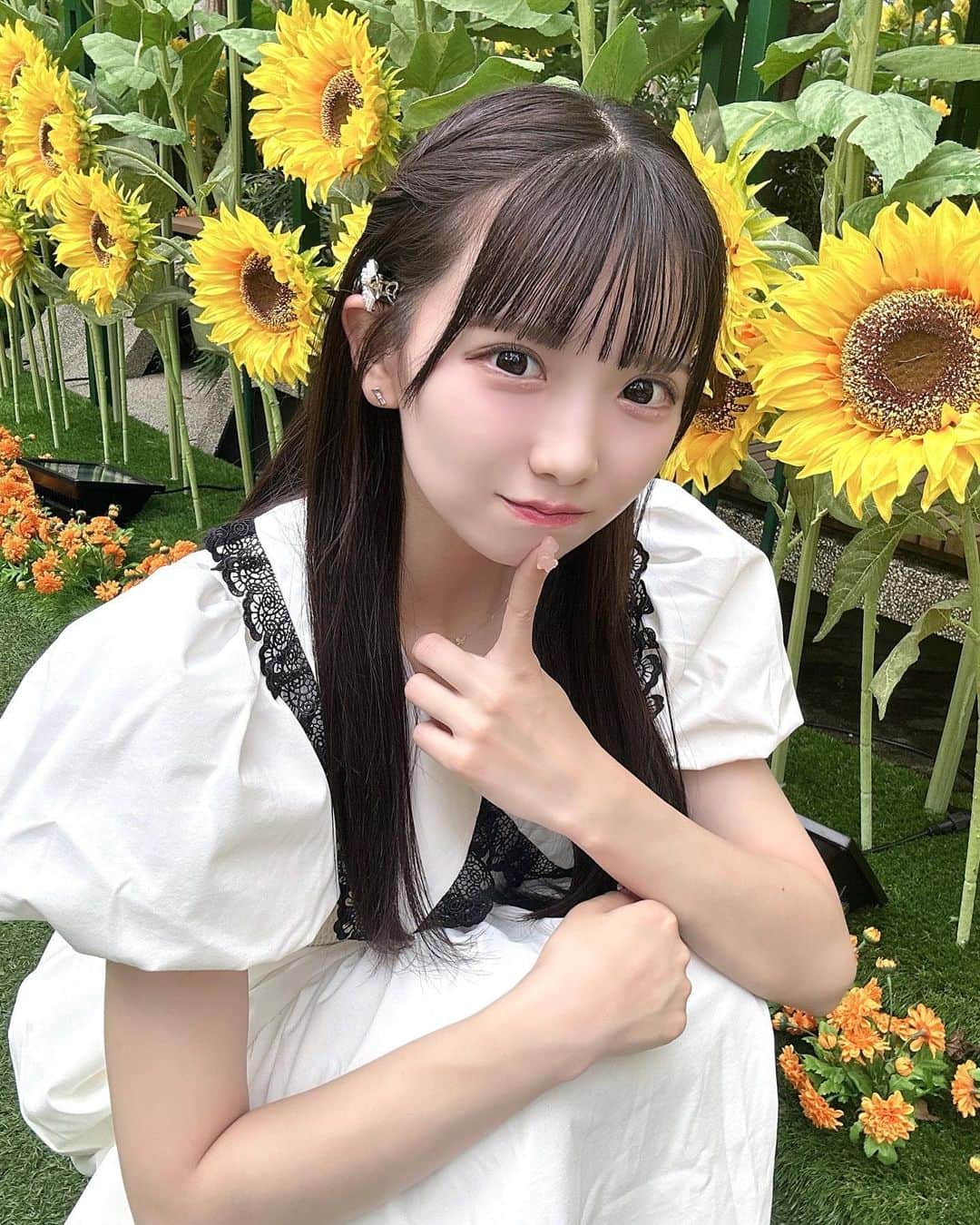 藤木愛のインスタグラム：「. 🌻  #ひまわり畑 #向日葵畑 #白ワンピースコーデ #黒髪ストレートロング #シースルーぱっつん　#epine #黒髪ヘアアレンジ」