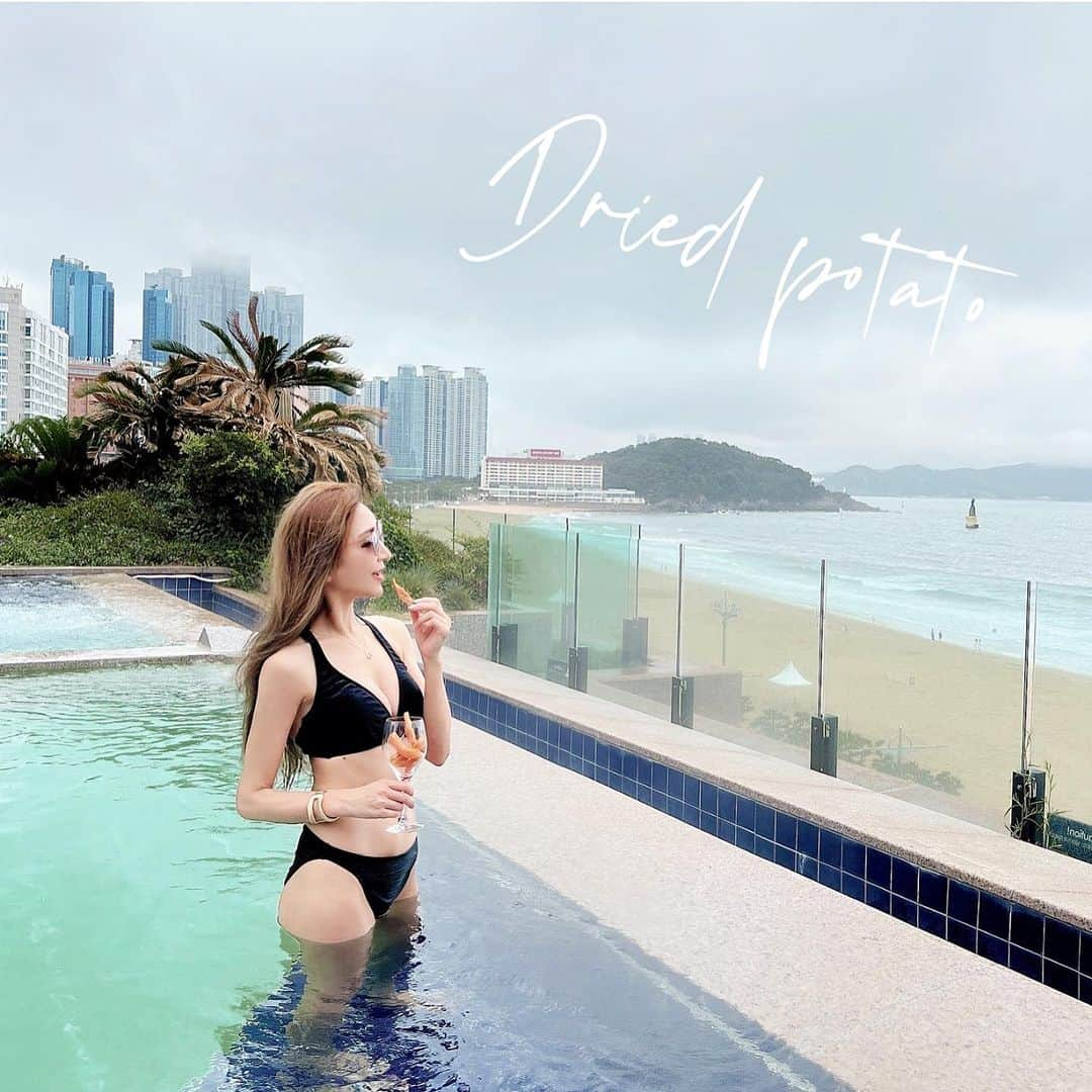 鈴木絢子さんのインスタグラム写真 - (鈴木絢子Instagram)「・ ・ 【INFINITY  POOL🏊】 朝から最高のロケーションで 食べる干し芋は絶品です🤗🍠✨  朝食べる干し芋が良い理由は👉  ✔︎カリウムが豊富で朝のむくみが軽減 （焼き芋よりカリウム量UP） ✔︎朝から噛むことで脳の刺激になる ✔︎ビタミン＆ミネラルが豊富 ✔︎腹持ちが良い  ということで、 朝＝干し芋をオススメしています🙋‍♀️✨ ・ ・ こちらはパラダイスホテル釜山の、 インフィニティプール👍✨  誰もいない早朝のプールに、 犬神家のような足がひょっこり、、🦵 ビックリしましたが😂 シンクロの練習だったようで一安心👏  今回はビーチ目の前の新館に泊まりましたが、 本館にはオーシャンスパもあります♨️  とことん海雲台の景色を満喫したい方に オススメのホテルです🤗🌟  🏨 PARADISE HOTEL & RESORT パラダイスホテル釜山  《新館》 屋外プール 08:00〜22:00 女性用サウナ＆ジム 06:00〜22:00  《本館》 オーシャンスパCmail 08:00〜22:00 男性サウナ＆ジム 06:00〜22:00 ・ ・ ・ #パラダイスホテル釜山 #PARADISEHOTELBUSAN #海雲台ビーチ #インフィニティプール #リゾート #オーシャンビュー #オーシャンスパ #干し芋 #朝さつまいもダイエット #芋 #犬神家 #釜山 #水着 #busan #spa #driedpotato #🍠 #👙 #⛱」7月9日 23時33分 - ayako_suzuki810