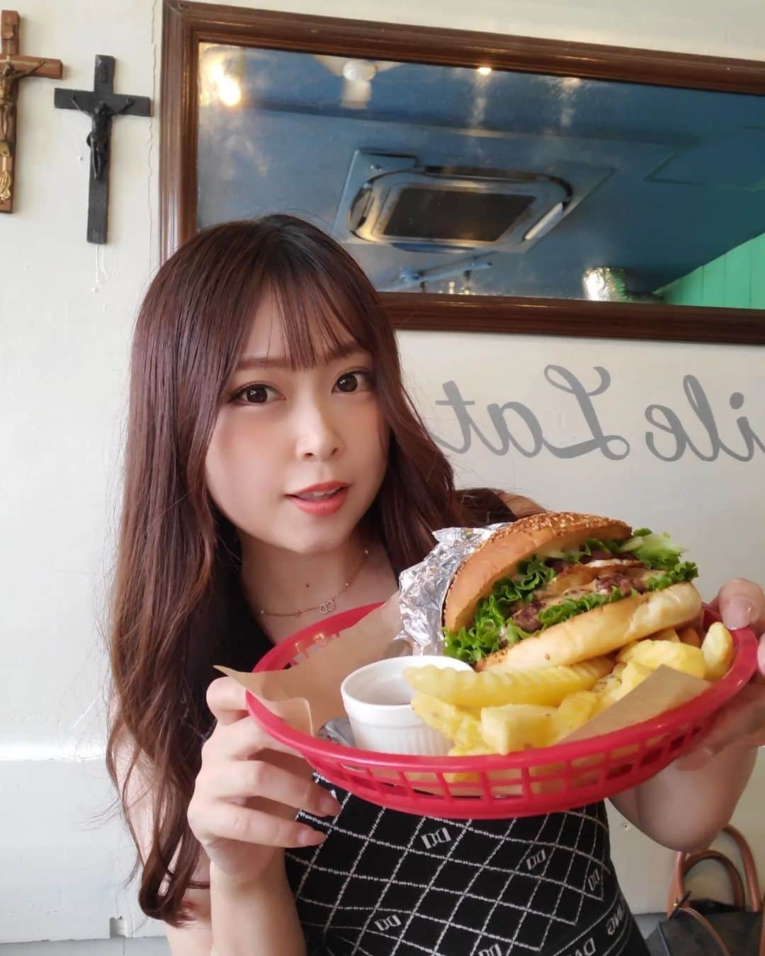 広瀬みくさんのインスタグラム写真 - (広瀬みくInstagram)「🍔❤   おいしすぎた🥺 また食べたいなー♡♡♡      #ハンバーガー #おいしい #ランチ #尼崎 #グルメ #ベーコンエッグバーガー #キャンギャル #レースクイーン #burger #humburger #yummy #lunch #japanesegirl #racequeen」7月9日 23時33分 - miku__hirose