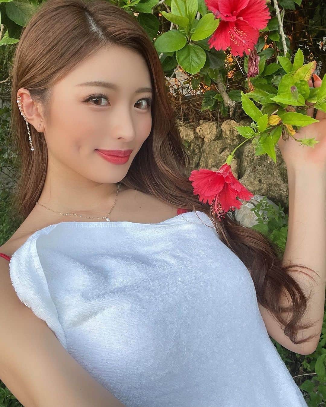 MIYABIのインスタグラム：「可愛いお花とオフショット📸🌺💜  沖縄ロケ撮影前にマツエクはいつもの @lapis_eyelash_nail  さんで200本つけて頂きました👁✨  マスカラは汗で、滲むから夏は時にマツエク楽ちんだよ🌈🧡  @lapis__maki さん今回もありがとう御座いました🙇‍♀️✨  #cyberjapandancers  #サイバージャパンダンサーズ  #ミヤビーム  #マツエクデザイン」