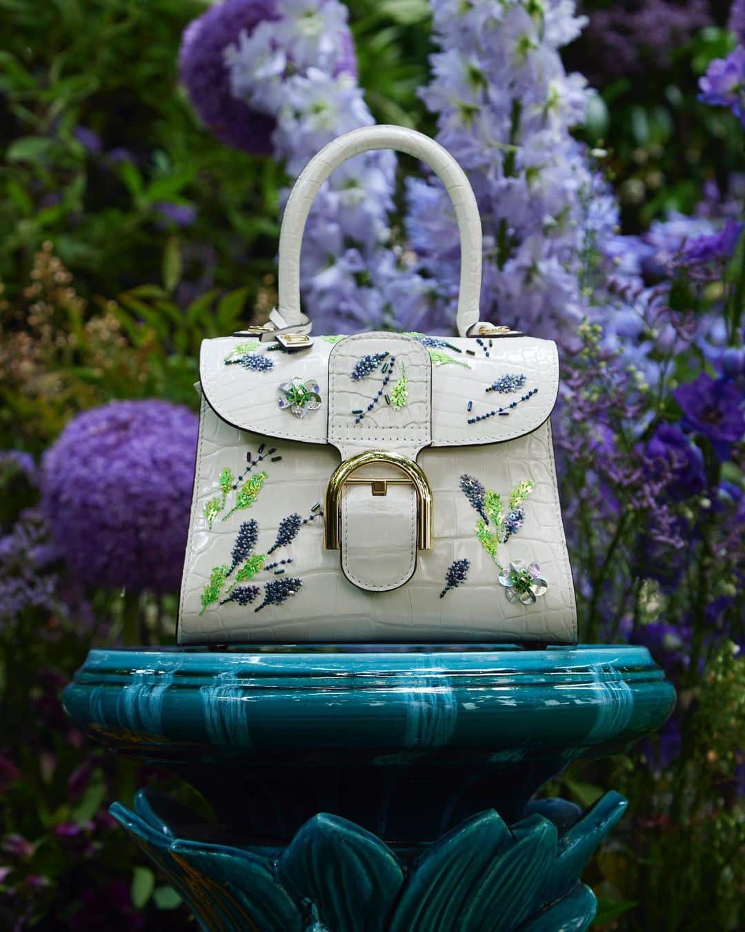 デルボーのインスタグラム：「Delvaux Haute Maroquinerie  June 3-5, Paris, 2023 “Lavender Bloom”  Made entirely by hand, the intricate designs combined of rare sequins, metallic thread and carefully selected glass beads take roughly 30 hours. Each delicate lavender stem pattern is placed on the leather or skin to harmonize with the structure of the grain or scale.   #delvaux  #hautemaroquinerie」