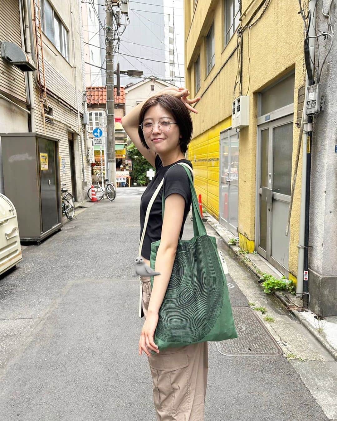 工藤美桜のインスタグラム：「先日家族で浅草へ行きました、おへそを出すお洋服にしたのにお腹ぽこって出たのでアザラシちゃんに隠してもらいました🦭🦭🦭」