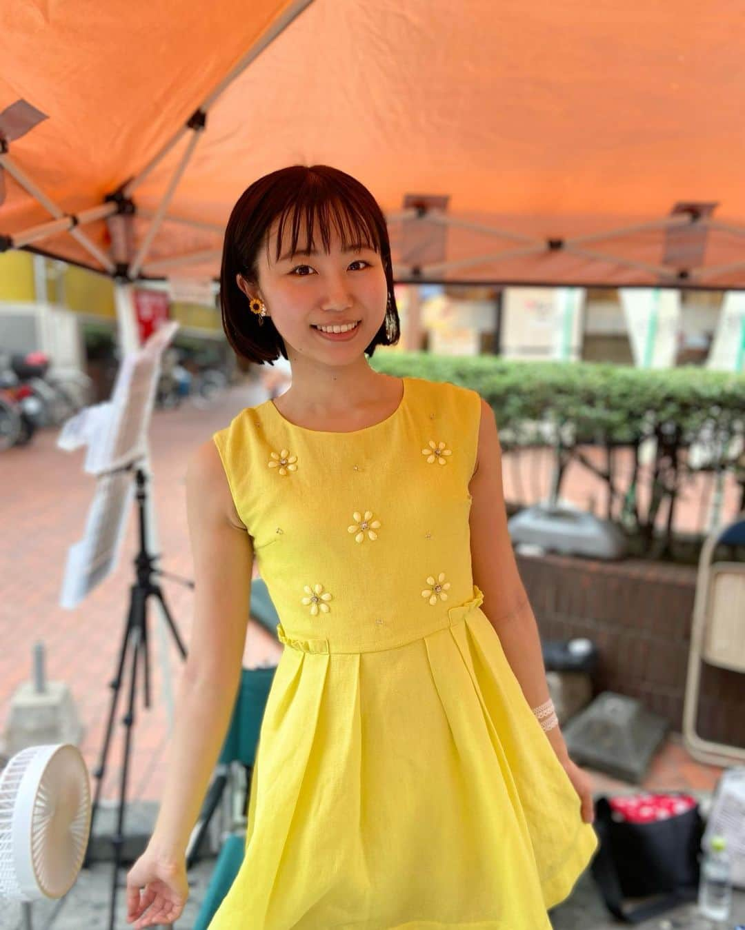 南琴里のインスタグラム：「地元、蕨のお祭り「あさがおほおずき市」で歌わせていただきました🌻 昭和の夏のアイドルソングを中心に歌いました✨ YouTube「ことりんチャンネル」にもアップしています☀️ . とんかつ屋さんをバックに歌うとんかつステージでした/ ちょうど「ささみかつ」が宣伝されていたので、トリ繋がりでちょうど良かったですね🐓 . 初めてこういったフリーのイベント？で歌わせていただき、老若男女問わず盛り上がってあたたかく見守って下さりとても多幸感に溢れました！！ いつも応援してくださっている方も、こういった現場はきっと嬉しい気持ちになったんじゃないかな✨そうだと嬉しいです^^ . 何より、わたし、昭和の歌を歌っているのに、きっと平成末期から令和に生まれたであろうちびっ子たちも見て楽しんでくれたのが可愛かった...!! きっとあの子たちのおじいちゃんおばあちゃん世代の曲であろうに...!! 良い曲は年齢も時代も越えるんだなと改めて感じました✨💡 . . またこういったイベントに出る機会があると嬉しいですね🌼🐤 歌もダンスもがんばらなくちゃ！ . . #埼玉県蕨市 #蕨市 #あさがおほおずき市 #蕨駅東口 #お祭り #昭和アイドル #昭和歌謡 #70年代アイドル #80年代アイドル #昭和アイドル好き」