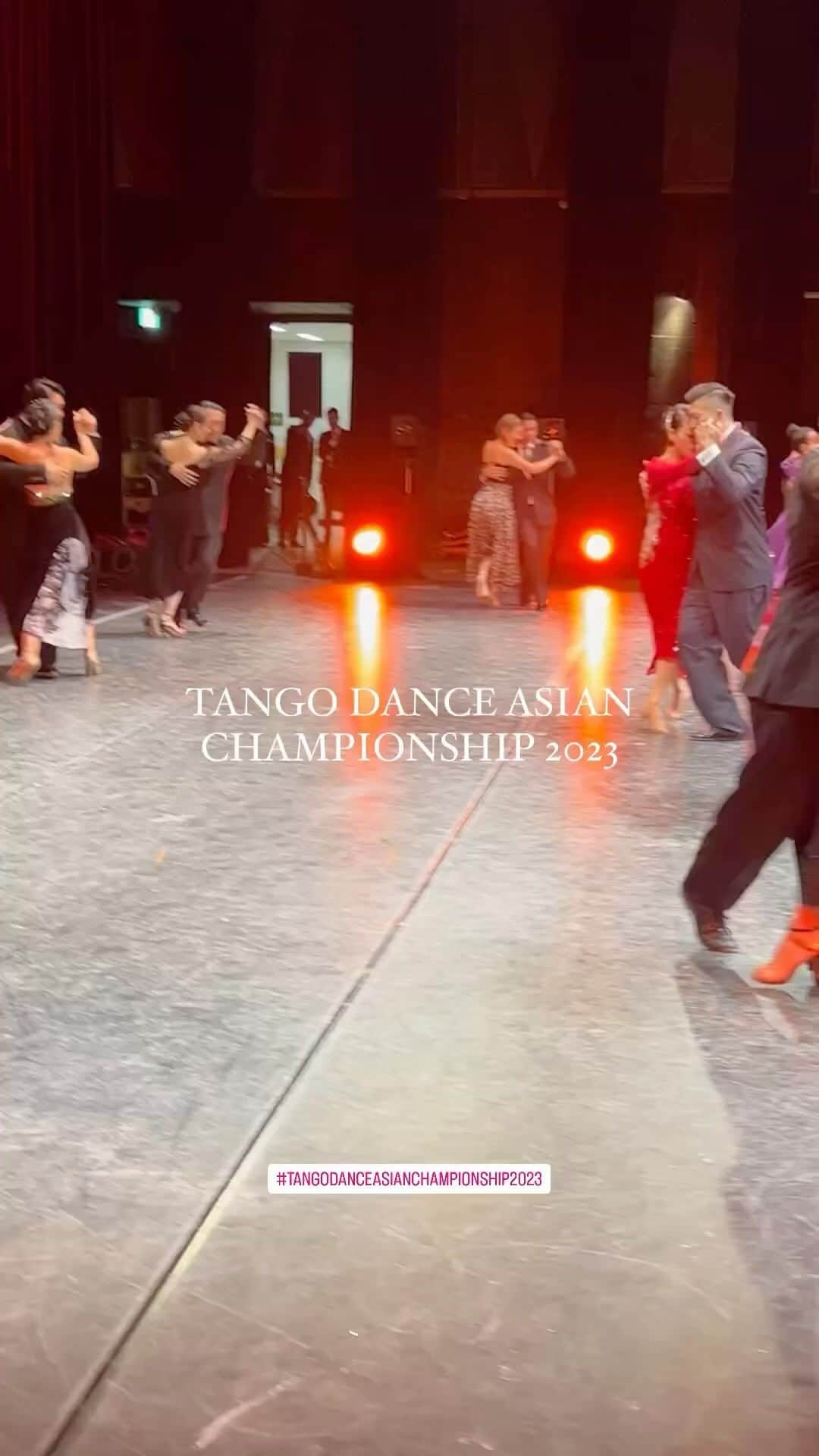 間々田佳子のインスタグラム：「本日は終日 タンゴダンス世界選手権アジア大会本番 私は運営側のお手伝いをさせていただきました〜☺️  みなさんを見ていると 色々なドラマあり ペアによっては 歴史あり  それぞれ二人のタンゴを 創り上げようとするパッションが 素敵だな〜〜と思いました！✨  今日はとても素敵なタンゴを見せてくださり ありがとうございました💓  まだみんなきっと打ち上げイベントで 踊ってる… たしか26時までって 書いてあったような…笑笑  好きを極めるって 素敵！  #tangoargentino」