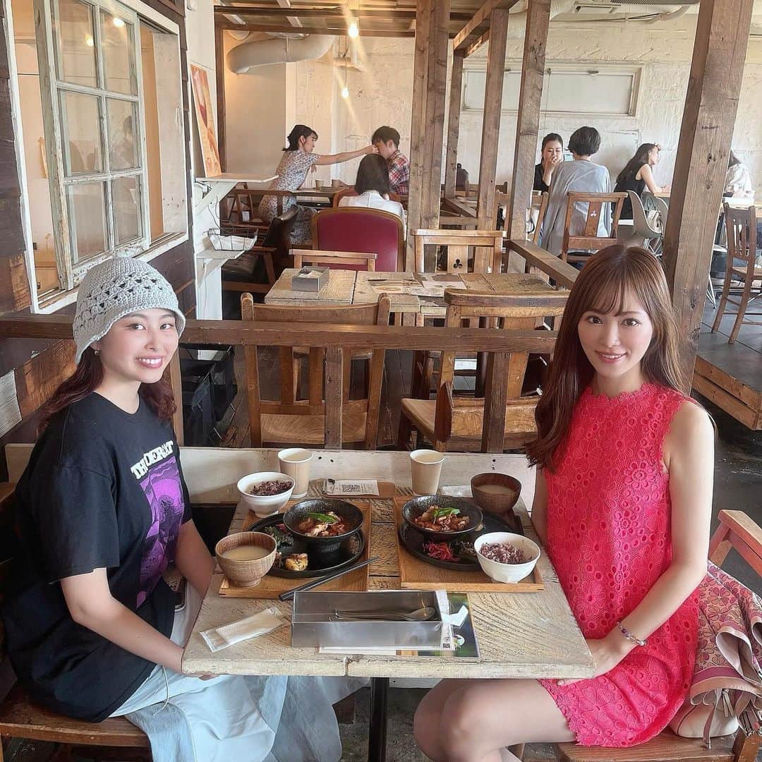 青山智美のインスタグラム：「♡ 【 🩵2023.07.09 memories🩵 】 ⁡ ⁡ 今日は名古屋で会社員してた時に 仲良かったお友達とランチしたよっ💖💖 ⁡ 6歳年下だけれど、 尊敬するところたくさんあって、 可愛くて楽しくて面白い 1番気を遣わない最高な友達🥰🍀🎀✨💕 ⁡ すきです…❤️❤️  表情そんなに変わらないけど 4枚とも写真載せる😆💓 ⁡ ⁡ ♡ ♡ ♡ ⁡ ⁡ あなたとあなたの大切なひとたちが 笑顔で幸せでありますように…💖💖💖 ⁡ ⁡ ⇨ @tomomibeauty ⁡ ⁡ *♢ ♡ ＊ ♡ ✩ ♡ ♩ ♡・♡ ° ♡ ❁ ♡ ✩ ♡° ⑅◡̈*」
