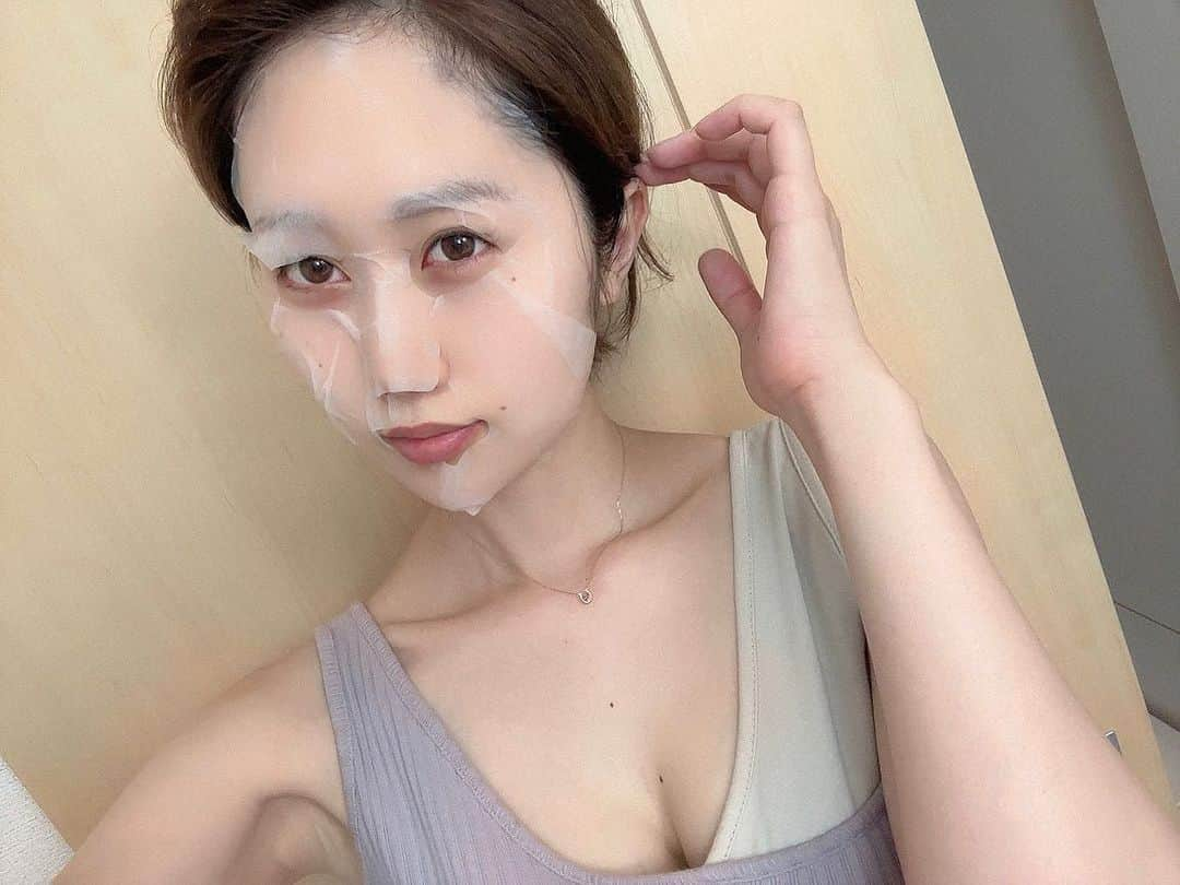 釘町みやびさんのインスタグラム写真 - (釘町みやびInstagram)「😶‍🌫️  どうも！宝塚みたいな髪型の私です！笑  今日はシートマスクを新調したんだけど、 最高に使い心地良くて朝から上がりましたね〜☺️✨  1枚あたり21mlの美容液配合！ こんなにヒタヒタに入ってたらもう最高しかない👏🏻💕  一日中お肌プルプルだったので、 明日も使ってプルプル維持しようと思います🥹  ． ．  PR @cicibella_official  #シシベラ  #シートマスク  #フェイスパック  #パック  #スキンケア  #スキンケアマニア  #CICIBELLA  #美容マスク  #レチノール  #保湿ケア  #skincare  #mask  #facemask  #feet  #beauty」7月9日 23時48分 - miyajyaga382