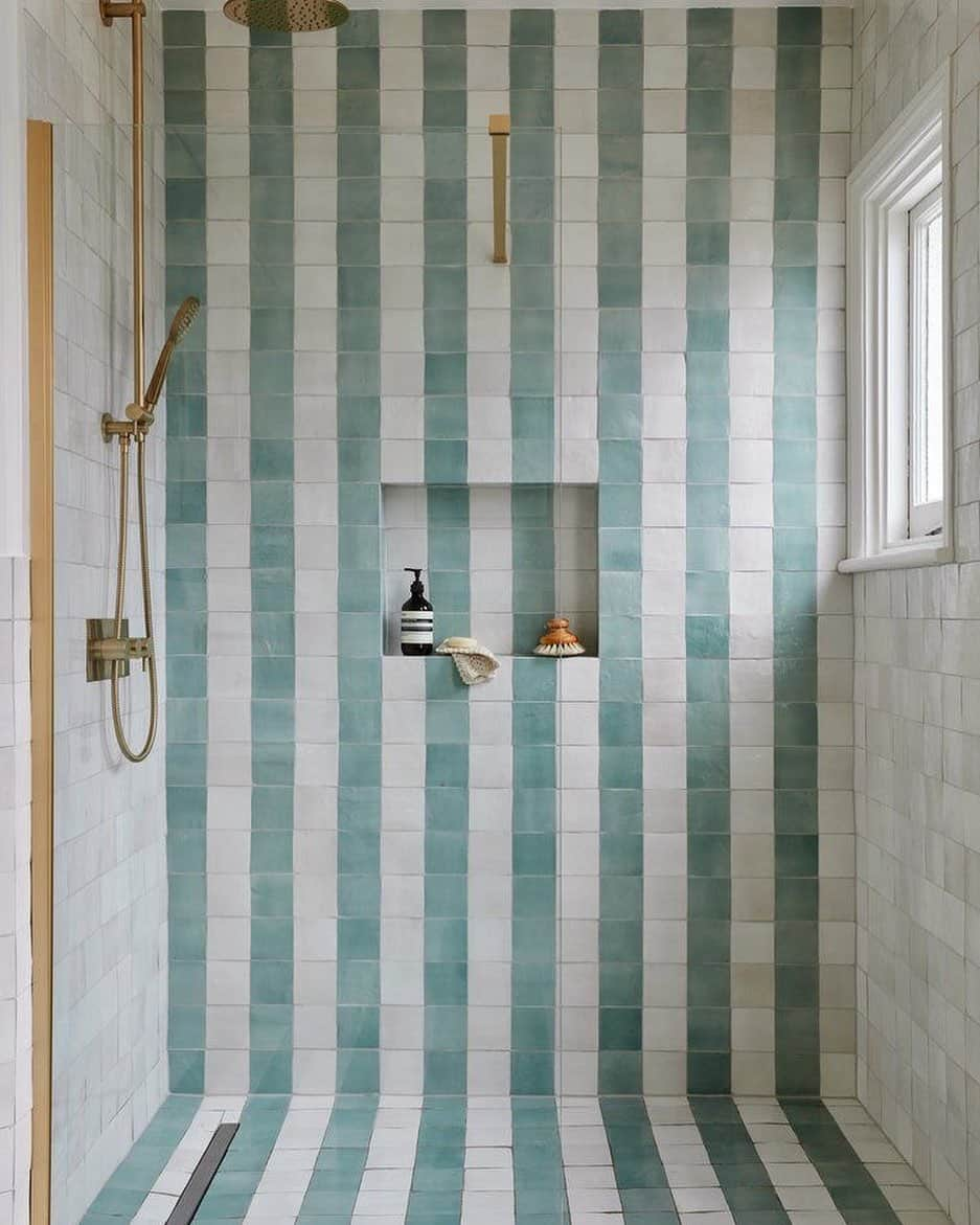 Homepolishのインスタグラム：「There are so many ways to make your tile layout a visual feast, as seen in this shower from designer Lizzie Green @lizziegreen.co  #showerdesign #tilestyle #bathroominspo #designstyle #homeimprovement #interiordesign #joinfreddie」