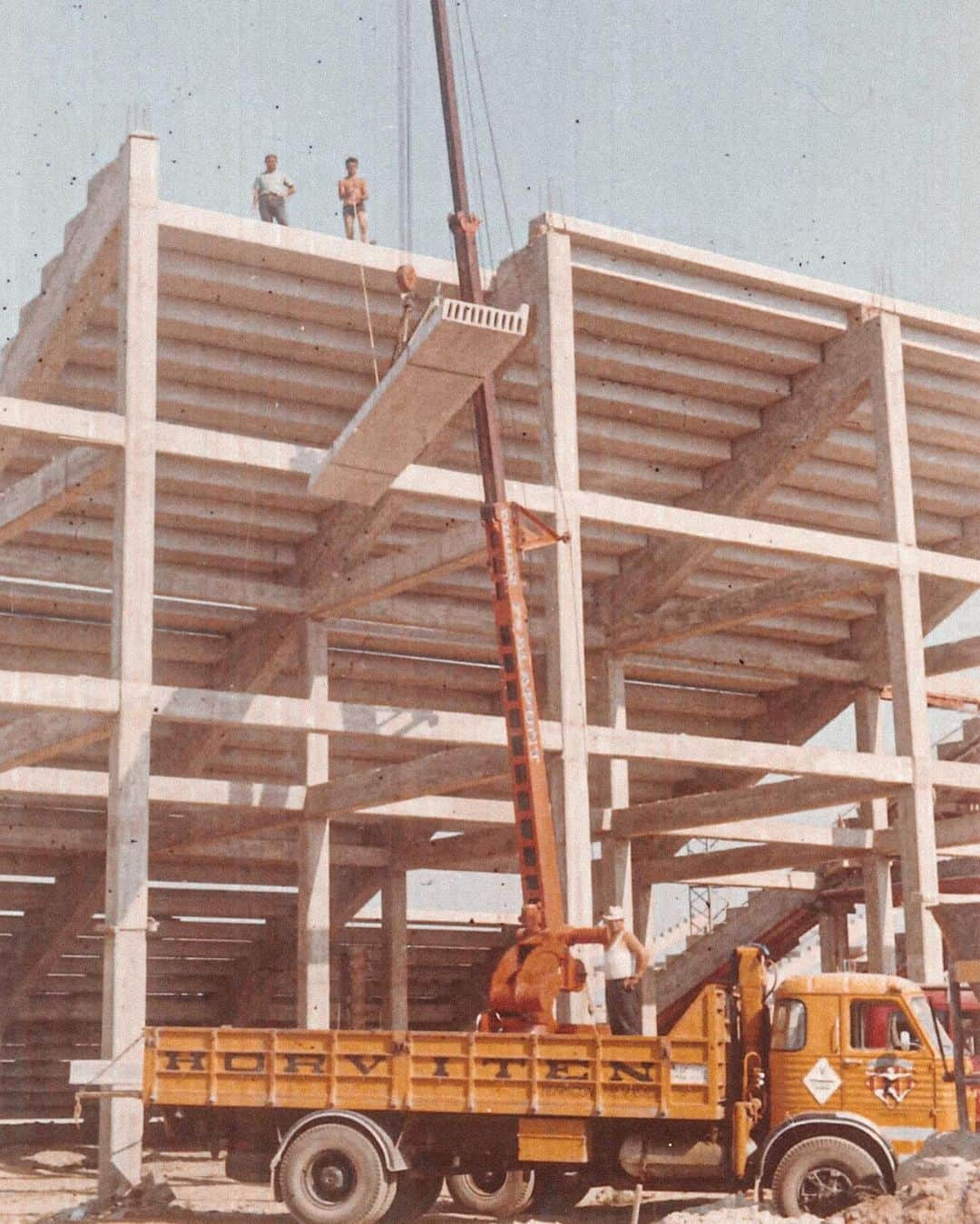 レバンテUDさんのインスタグラム写真 - (レバンテUDInstagram)「Una curiosidad sobre nuestro estadio: La sucesión de imágenes muestra dos fases distintas de la construcción del ciutat: por un lado, el montaje de las gradas y, por otro, la cubierta de la tribuna del Ciutat de València.  Francisco Alapont nos ofrece estas ilustraciones, captadas por Francispo Alapont Tatay, su padre. Operador de grúa de profesión, se dedicó a montar, con la primera grúa que adquirió esta empresa familiar, las gradas del estadio del feudo granota. Los distintos bloques de las gradas fueron fabricados por la empresa Horviten, los cuales eran llevados hasta el Ciutat de València para que las grúas consiguieran posicionarlas en su lugar oportuno.  Para poder cumplir los plazos de finalización del monumental proyecto, fijados en la inaguración del 9 de septiembre del año 1969, Francisco Alapont padre trabajo durante duras y extensas jornadas de trabajo, llegando a descansar en los mismos vehículos de trabajo para poder acometer de forma inmediata las labores que le fueran designadas.」7月9日 23時49分 - levanteud