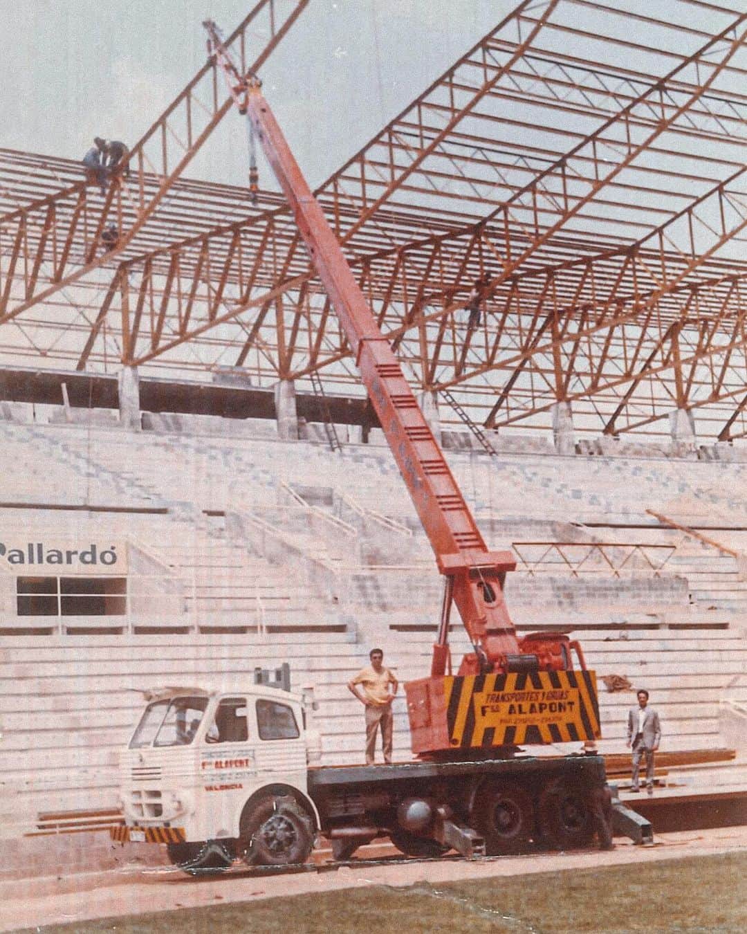 レバンテUDのインスタグラム：「Una curiosidad sobre nuestro estadio: La sucesión de imágenes muestra dos fases distintas de la construcción del ciutat: por un lado, el montaje de las gradas y, por otro, la cubierta de la tribuna del Ciutat de València.  Francisco Alapont nos ofrece estas ilustraciones, captadas por Francispo Alapont Tatay, su padre. Operador de grúa de profesión, se dedicó a montar, con la primera grúa que adquirió esta empresa familiar, las gradas del estadio del feudo granota. Los distintos bloques de las gradas fueron fabricados por la empresa Horviten, los cuales eran llevados hasta el Ciutat de València para que las grúas consiguieran posicionarlas en su lugar oportuno.  Para poder cumplir los plazos de finalización del monumental proyecto, fijados en la inaguración del 9 de septiembre del año 1969, Francisco Alapont padre trabajo durante duras y extensas jornadas de trabajo, llegando a descansar en los mismos vehículos de trabajo para poder acometer de forma inmediata las labores que le fueran designadas.」