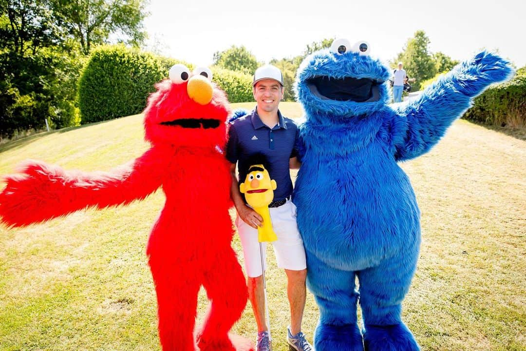 フィリップ・ラームのインスタグラム：「Sonniger Auftakt mit Krümelmonster, Elmo und Philipp Lahm für das erste Charity Golf Turnier der Sesamstrasse zu Gunsten der Philipp Lahm Stiftung und der Sesame Workshop „Welcome Sesame“-Initiative in der Ukraine 🇺🇦. #sesamstrasse #philipplahmstiftung #elmo #kruemelmonster #kruemel @philipplahm #golf」