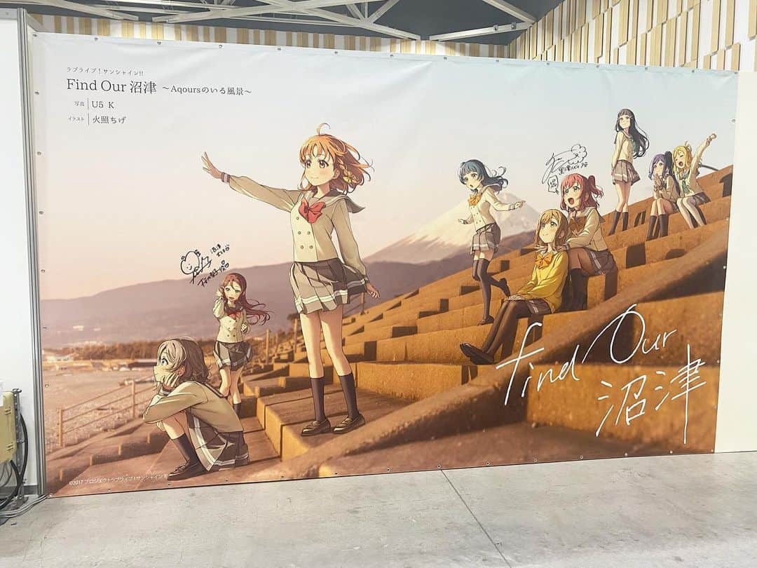 逢田梨香子のインスタグラム：「🗓️07.08 沼津市制100周年記念イベントにAqoursから代表でふりと一緒に参加させて頂きました🌸🍭  沼津100周年、本当におめでとうございます🎊  朝から並んでくれたみんなも、本当にありがとうございます！  Aqoursが燦々ぬまづ大使に就任して今年で4年目になります。本当に光栄です。 ラブライブ!サンシャイン‼︎を通して沼津に出会って約8年。 訪れれるたびに町の方々の優しさに触れ、心があったかくなります。 だからついついプライベートでも行きたくなってしまう、、！ どこに行ってもAqoursのグッズやパネル、ポスターが目に入る所に置いてあり、町全体がAqoursを大切に想って下さっているのを肌で感じます。 でも、それって当たり前ではないと思うんです。 だからこそ、おかえり〜！って出迎えてくれるのが本当に嬉しくて。 それも、いつもファンの皆様がマナーをしっかり守って沼津とラブライブ!サンシャイン‼︎を大切に思って行動してくれているおかげだと思っています。いつも愛のある行動を取ってくれてありがとう！  これからも沢山、沼津までAqoursに会いにきてね。  微力ではありますが、今後とも盛り上げていけるように頑張ります！  免許取ったらドライブしに行くぞー！！！🚗  #沼津市制100周年記念イベント  🗻🍊🍵🐟」