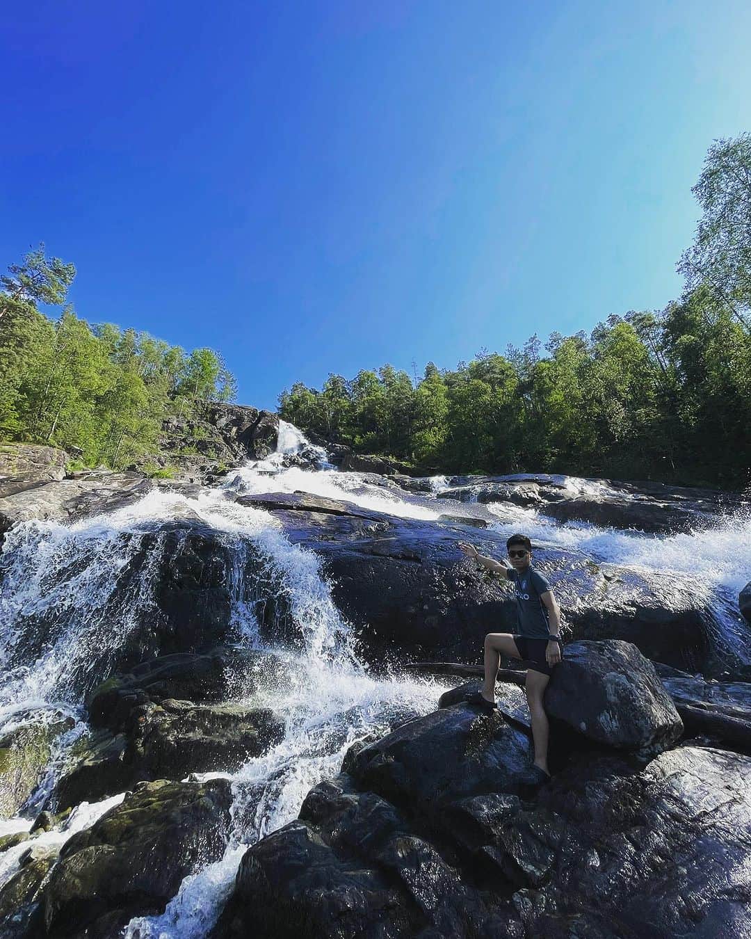 スルギのインスタグラム：「Ligo sa ta🙏  #norway  #photography  #naturephotography  #fyi  #falls #waterfalls」