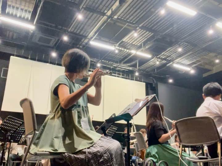 橋本志穂さんのインスタグラム写真 - (橋本志穂Instagram)「初めてのオーケストラ❣️  7/30に軽井沢の大賀ホールで開催される「ファンタジーフルート」  フルートだけのオーケストラに 参加させていただくことになり〜 本日、初顔合わせの練習会へー。  私はゲスト参加なので 後半に2曲、演奏するだけなのですが、 プロの皆さんに混じって、ソロパートもあるので、 責任重大💦  迷惑かけないように　がんばりまーす。  https://www.ohgahall.or.jp/concert/details.php?cid=6085&year=2023&mon=7&v=0」7月9日 23時53分 - shihohashimoto3