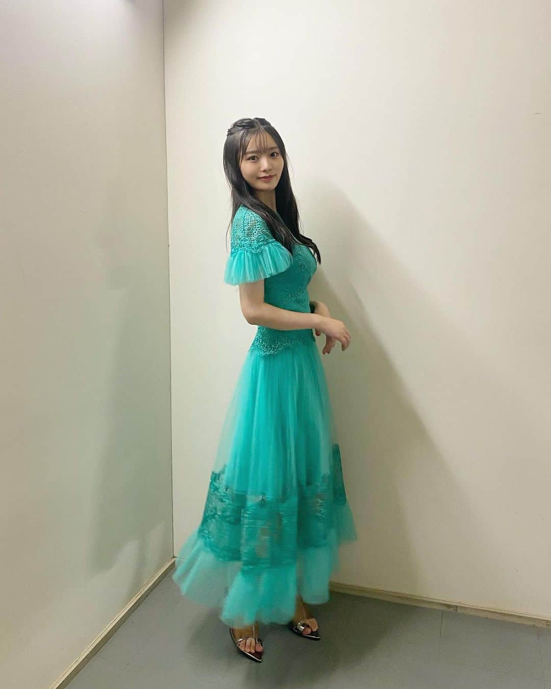 のインスタグラム：「舞台挨拶の時の衣装とアクセサリー✨ 普段グリーン系は全然着ないから新鮮だったな💭」