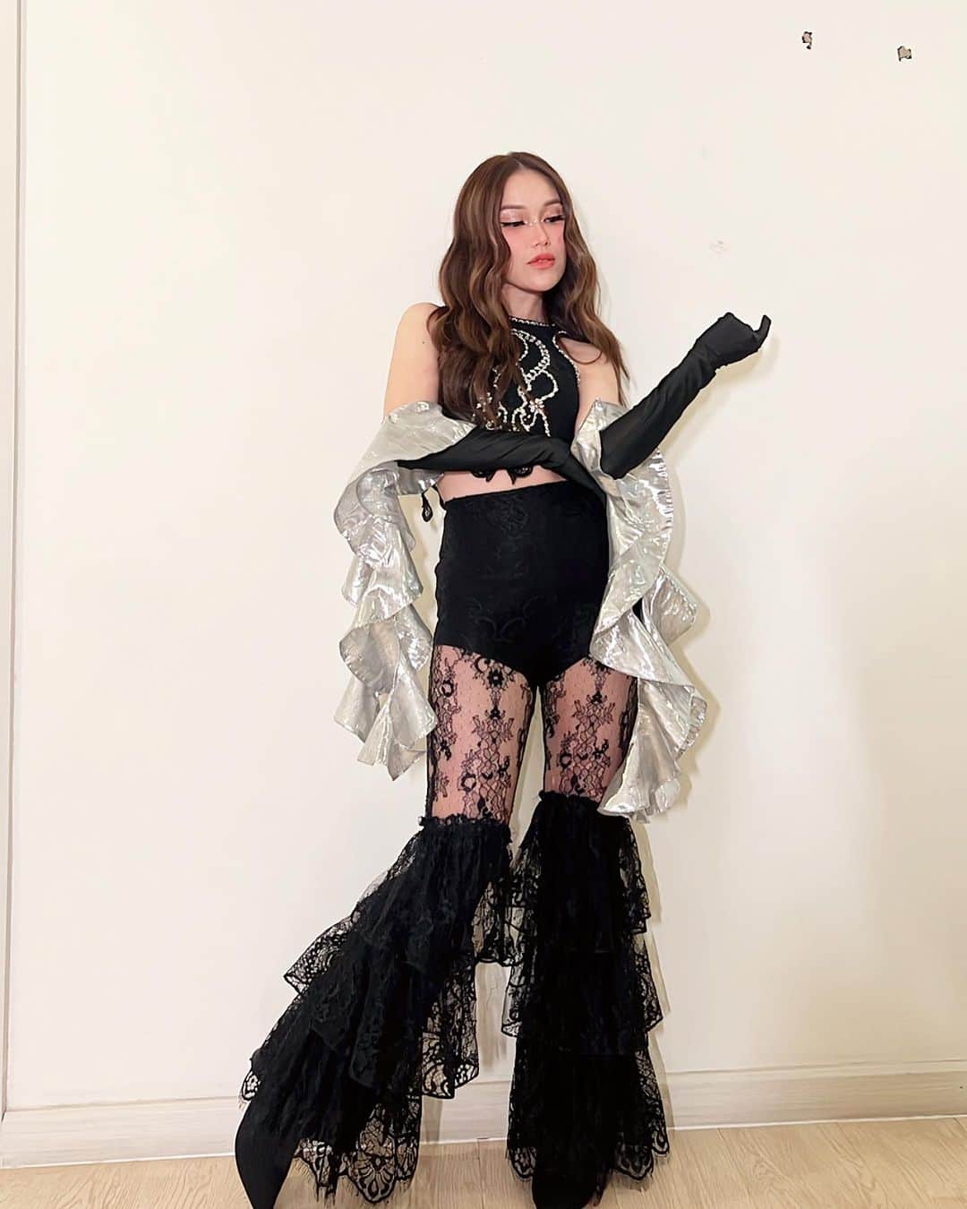 アユ・ティンティンのインスタグラム：「Hey Fest 🕶️🔥 tonight 🖤💋 In @rikawirtjesofficial  Hairdo @kriznafahrezi  Stylist @erichalamin  Styling team @andraastari」