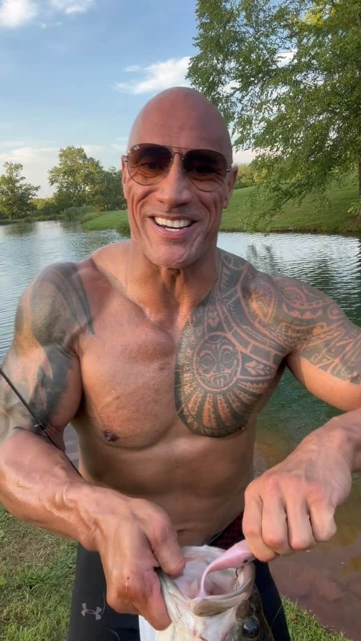 ドウェイン・ジョンソンのインスタグラム：「This reminds me of one my favorite Shakespeare quotes ~   “Some are born great, some achieve greatness, and some have greatness thrust upon them”  Same thing with being an asshole  🤣🙋🏽‍♂️🤦🏽‍♂️🎣  And cheers to one of my all time favorite songs ~ sing it with me everybody 🗣️🎶 😂🥃」