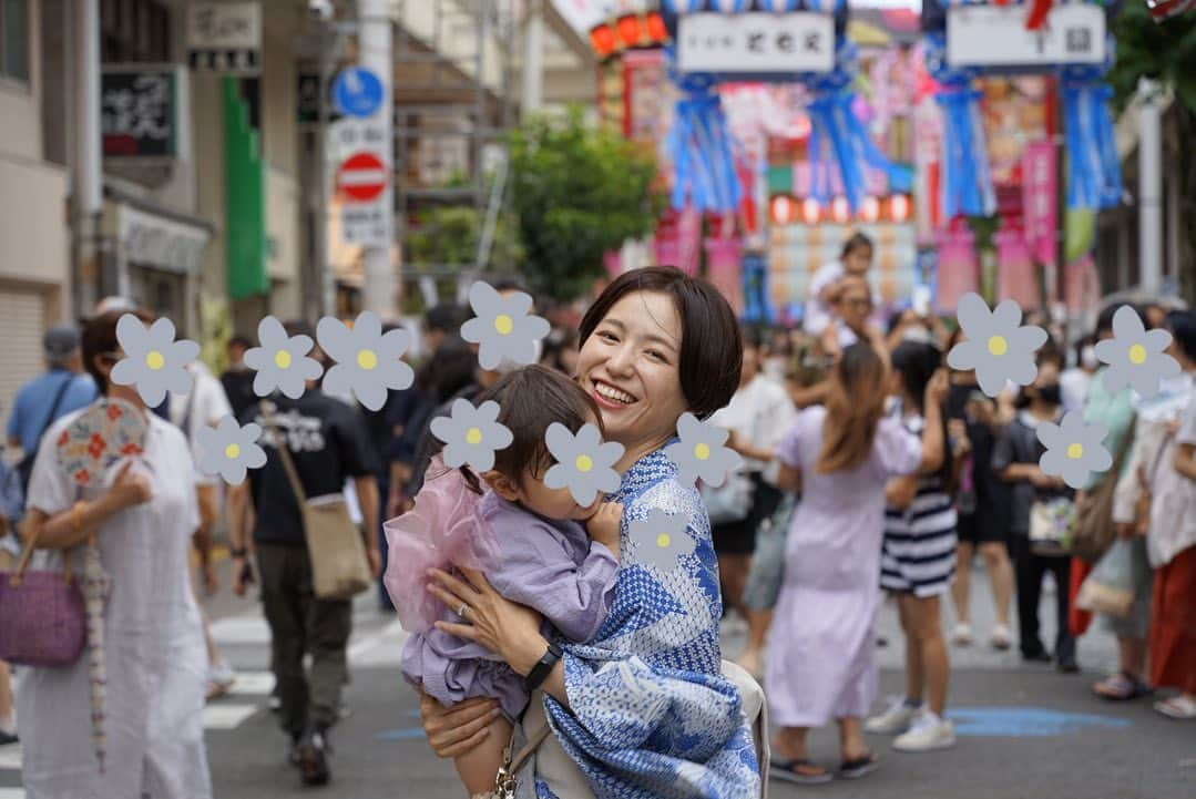 平田薫さんのインスタグラム写真 - (平田薫Instagram)「平塚七夕祭り🎋久々の浴衣。 何着か浴衣持っていてどれを着るか迷ったけれど、昔あまりこの浴衣似合わないかもなーと思っていた浴衣が今のヘアスタイルと年齢といい感じに合った感じする。 でも久々に来た浴衣、しかも子連れ初浴衣。思ったより楽に過ごせてこれからも毎年着れそうだなぁと思うと、新しい浴衣欲しくなっちゃった🤫笑 娘ちゃんは去年買ったスリコの浴衣。今年でサイズアウトな感じ。とても似合っていて可愛かった〜  私の子育てライフにスリコ登場しまくり  #七夕#平塚七夕祭り #浴衣#3coins」7月9日 23時58分 - hiratakaoru1215