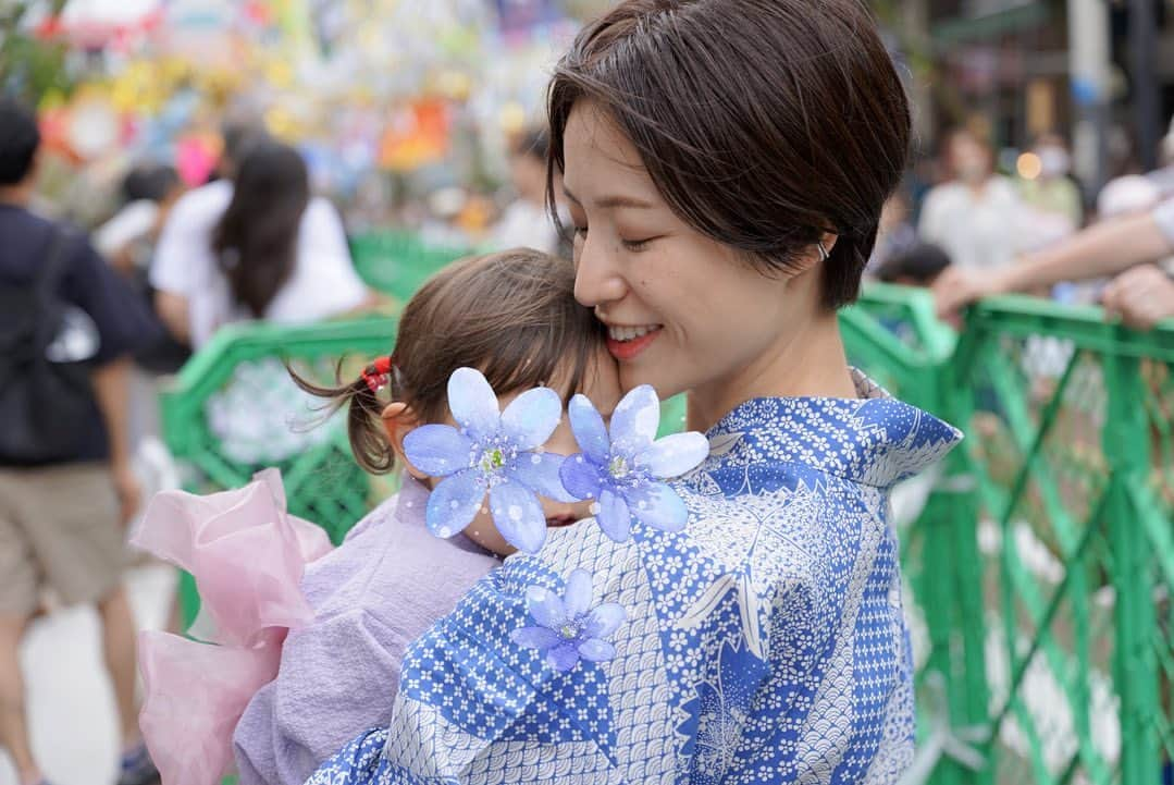 平田薫さんのインスタグラム写真 - (平田薫Instagram)「平塚七夕祭り🎋久々の浴衣。 何着か浴衣持っていてどれを着るか迷ったけれど、昔あまりこの浴衣似合わないかもなーと思っていた浴衣が今のヘアスタイルと年齢といい感じに合った感じする。 でも久々に来た浴衣、しかも子連れ初浴衣。思ったより楽に過ごせてこれからも毎年着れそうだなぁと思うと、新しい浴衣欲しくなっちゃった🤫笑 娘ちゃんは去年買ったスリコの浴衣。今年でサイズアウトな感じ。とても似合っていて可愛かった〜  私の子育てライフにスリコ登場しまくり  #七夕#平塚七夕祭り #浴衣#3coins」7月9日 23時58分 - hiratakaoru1215