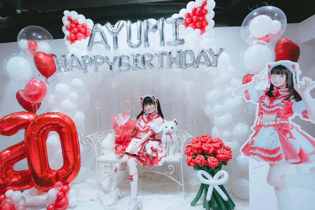 新居歩美さんのインスタグラム写真 - (新居歩美Instagram)「新居歩美生誕祭2023「あゆちはたち」ありがとうございました！🎂  ドラマチックレコードになって初の生誕祭、 赤色になって初の生誕祭、 二十歳の節目の生誕祭、 生誕祭自体は3度目ですがどこか自分の中で特別な生誕祭でした。 恥の多い人生を送ってきた20年でした！でもそのくすぶりが無ければアイドルになっていないし、今の強い気持ちの原点はそこだから、持病も伴ってハンデではあるけど、 過去は変えられないから特別な強みだと最近は思えています。 ハタチのあゆちもトクベツです！ずっと貴方のアイドルで居させてください💌🎂 普段特典会でも文章でも言わなすぎて(言え〜)照れくさいけど皆だいすきだよー！ありがとう！  改めてこれからもよろしくお願いします！  👁❣️生誕祭前にるなさん　@_runa928 にまつ毛ぶち上げて貰いました✌️」7月9日 23時59分 - ayuchi_nii