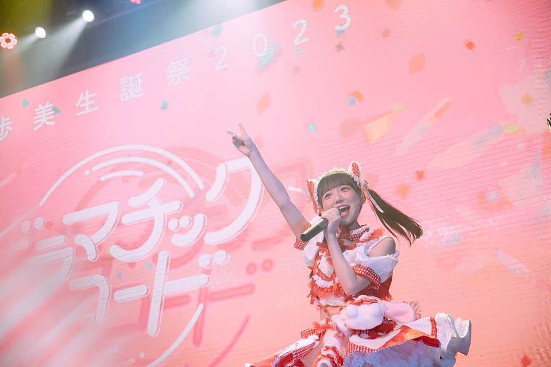 新居歩美さんのインスタグラム写真 - (新居歩美Instagram)「新居歩美生誕祭2023「あゆちはたち」ありがとうございました！🎂  ドラマチックレコードになって初の生誕祭、 赤色になって初の生誕祭、 二十歳の節目の生誕祭、 生誕祭自体は3度目ですがどこか自分の中で特別な生誕祭でした。 恥の多い人生を送ってきた20年でした！でもそのくすぶりが無ければアイドルになっていないし、今の強い気持ちの原点はそこだから、持病も伴ってハンデではあるけど、 過去は変えられないから特別な強みだと最近は思えています。 ハタチのあゆちもトクベツです！ずっと貴方のアイドルで居させてください💌🎂 普段特典会でも文章でも言わなすぎて(言え〜)照れくさいけど皆だいすきだよー！ありがとう！  改めてこれからもよろしくお願いします！  👁❣️生誕祭前にるなさん　@_runa928 にまつ毛ぶち上げて貰いました✌️」7月9日 23時59分 - ayuchi_nii