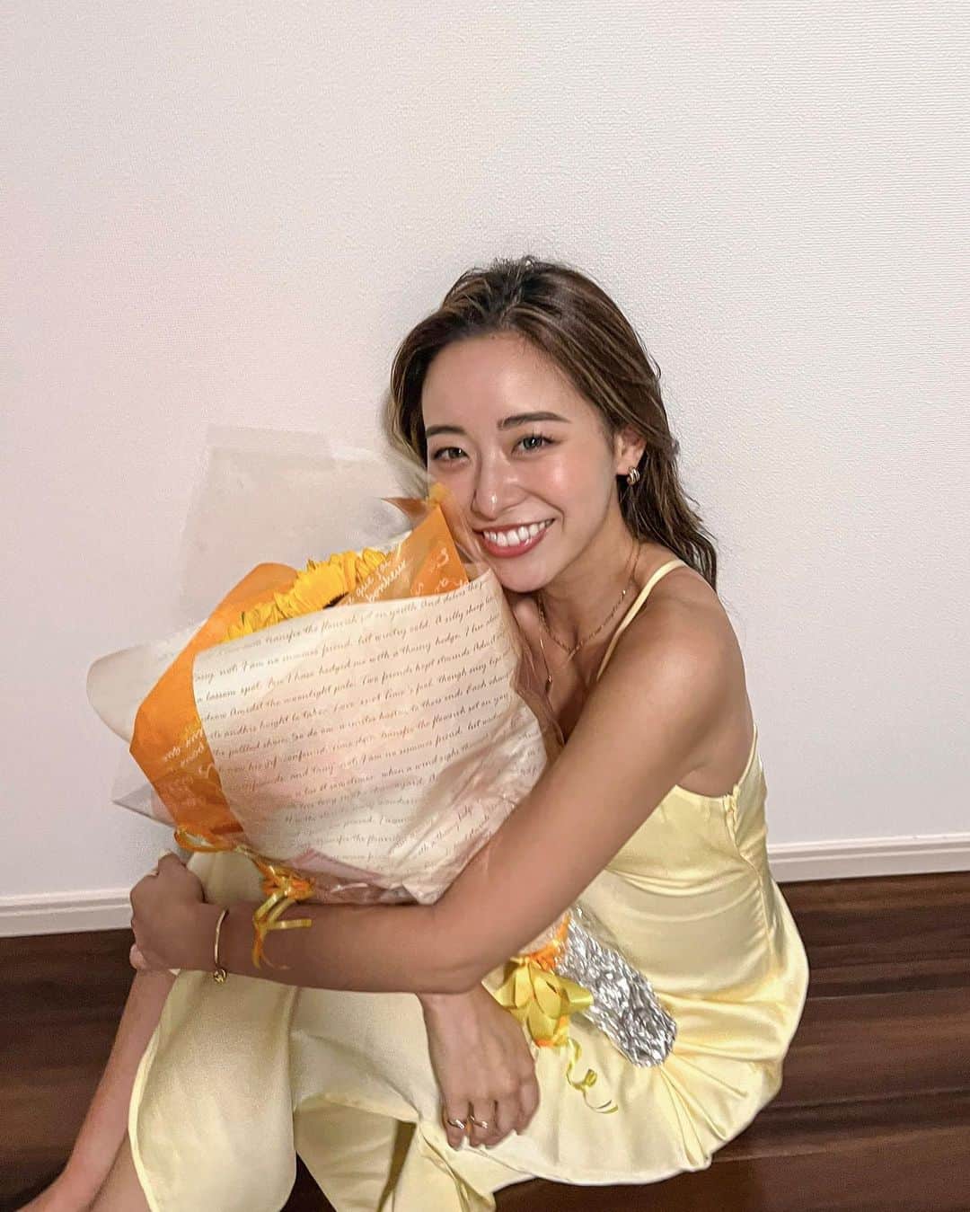 LISAのインスタグラム：「お誕生日を迎えました🌻  なんと気付いたらあっという間に28歳です。 いつもどんな時でも周りのみんなに救われて生きているなぁと感じる日々です。 そんな皆さんに愛と感謝の気持ちをお返しできるような大人になります🫶🏼  元気が取り柄の私でしたが、 ここ最近なぜだか体調を崩すことが多かったので28歳の1年は健康で毎日笑顔で楽しく過ごす、が目標です。」