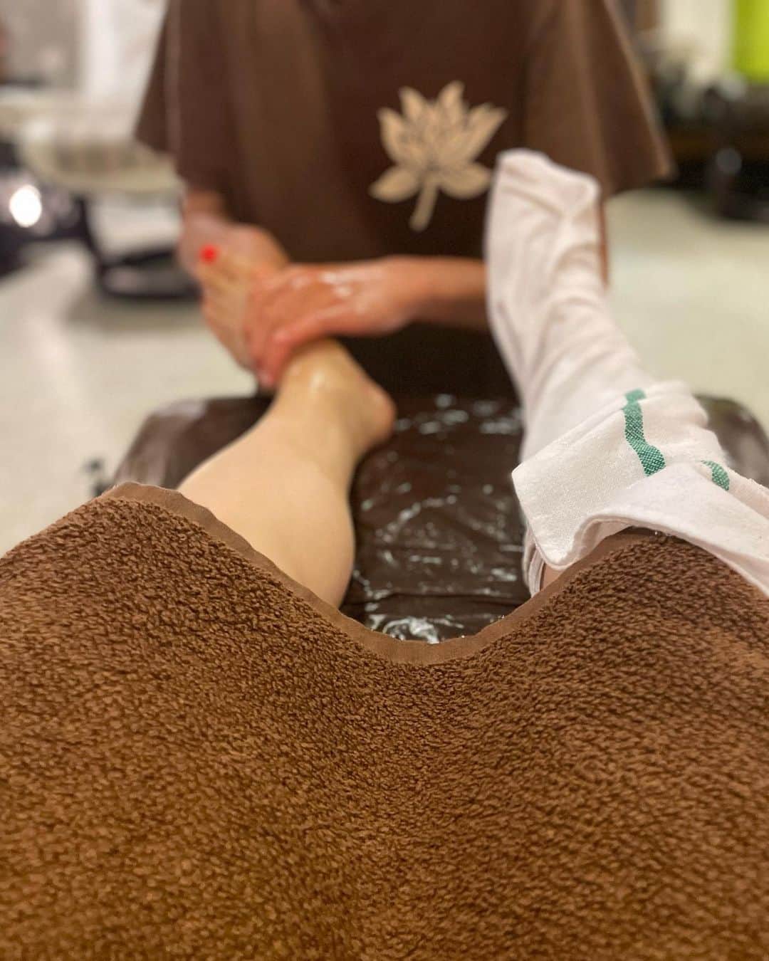山本浩未さんのインスタグラム写真 - (山本浩未Instagram)「博多遠征1日目  まずは、 新しく出来たばかりの「 リッツカールトン福岡 」でアフタヌーンティー🫖🍰🥪  博多湾のブルーとリッツカールトンのブルーでまとめられたティーセットに 季節のテーマカラーだという甘いのと塩っぱいの💜💚💙 地元食材をふんだんに使い  目で美しく、 口に美味しく、 楽しいおしゃべりで 大大大満足😋💕💕  その後、 博多座 で 「 泣いたらあかん 」観劇  #南野陽子 ちゃんが #藤山直美 さんと義理の姉妹役って事で遠征観劇したのだけど 笑って泣いて面白かった〜 😆😭💕  終演後、 皆で食事して、 ホテルが近くだった陽子ちゃんとワタシは足ツボマッサージへ行きスッキリ🦶✨✨  出発前の羽田空港でテンヤワンヤ😵‍💫😵💦 今日は厄日！？😭 って思ってだけど良き一日となりました🙏🏻  終わりよければ全てよし♥️  #博多女子会 #姉弟子由美ちゃんも仲間入り #ヌン活 #リッツカールトン福岡  #博多座 #泣いたらあかん #滞在時間27時間の旅」7月10日 0時00分 - hiromicoy