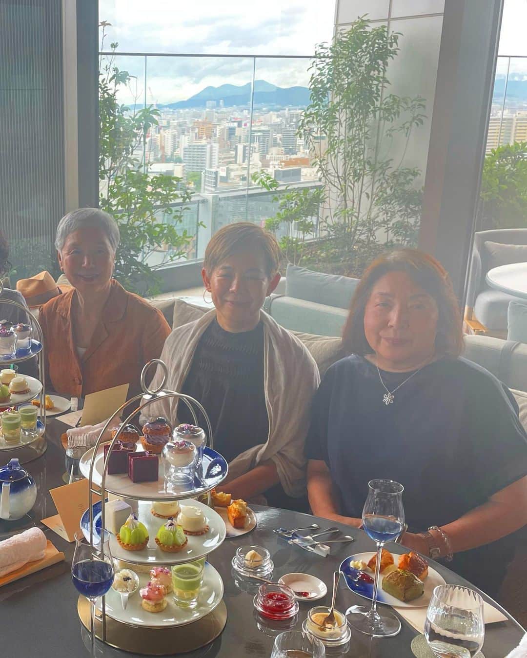 山本浩未さんのインスタグラム写真 - (山本浩未Instagram)「博多遠征1日目  まずは、 新しく出来たばかりの「 リッツカールトン福岡 」でアフタヌーンティー🫖🍰🥪  博多湾のブルーとリッツカールトンのブルーでまとめられたティーセットに 季節のテーマカラーだという甘いのと塩っぱいの💜💚💙 地元食材をふんだんに使い  目で美しく、 口に美味しく、 楽しいおしゃべりで 大大大満足😋💕💕  その後、 博多座 で 「 泣いたらあかん 」観劇  #南野陽子 ちゃんが #藤山直美 さんと義理の姉妹役って事で遠征観劇したのだけど 笑って泣いて面白かった〜 😆😭💕  終演後、 皆で食事して、 ホテルが近くだった陽子ちゃんとワタシは足ツボマッサージへ行きスッキリ🦶✨✨  出発前の羽田空港でテンヤワンヤ😵‍💫😵💦 今日は厄日！？😭 って思ってだけど良き一日となりました🙏🏻  終わりよければ全てよし♥️  #博多女子会 #姉弟子由美ちゃんも仲間入り #ヌン活 #リッツカールトン福岡  #博多座 #泣いたらあかん #滞在時間27時間の旅」7月10日 0時00分 - hiromicoy