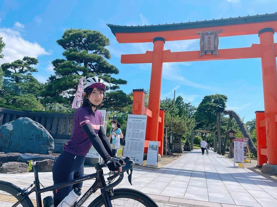 東城咲耶子のインスタグラム：「🌾🍶🐟  新潟サイクリングロケ🚴‍♀️ はじめての新潟島！ 新潟、おもしろそうなスポットいっぱいでもう一回行きたいなー！ 天気もさいこーでした☀️  #GCTV #roadbike #cyclinggirl #cyclinglove #ロードバイク #ロードバイク女子 #サイクルジャージ #ロードバイクのある風景 #ロードバイクのある風景 #cyclesport #cyclesports #名古屋サイクルスポーツデイズ #新潟市 #新潟島 #新潟 #白山神社」